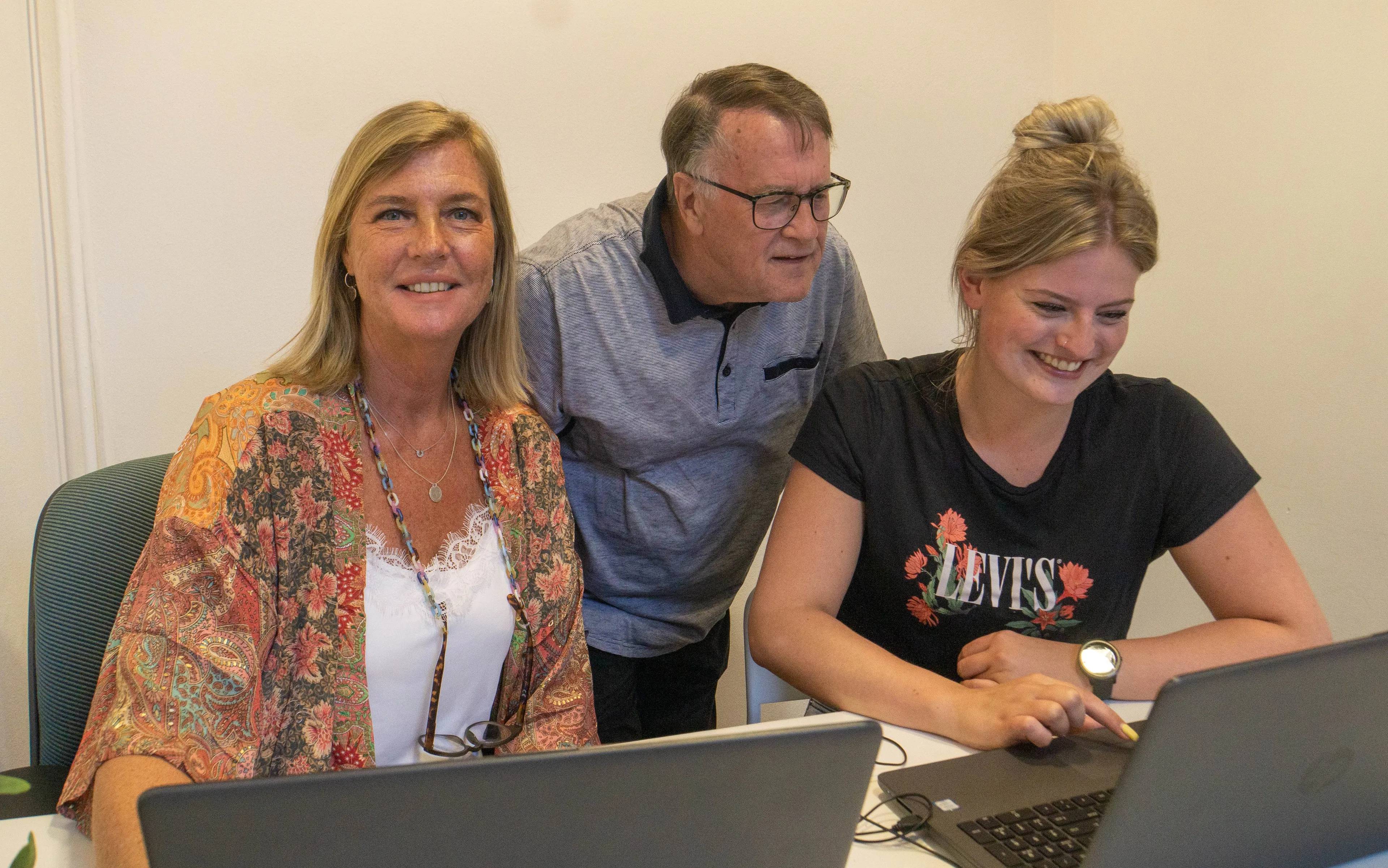 computerhulp in de zomervakantie bij inzet buytenwegh de leyens fotograaf jeroen stahlecker
