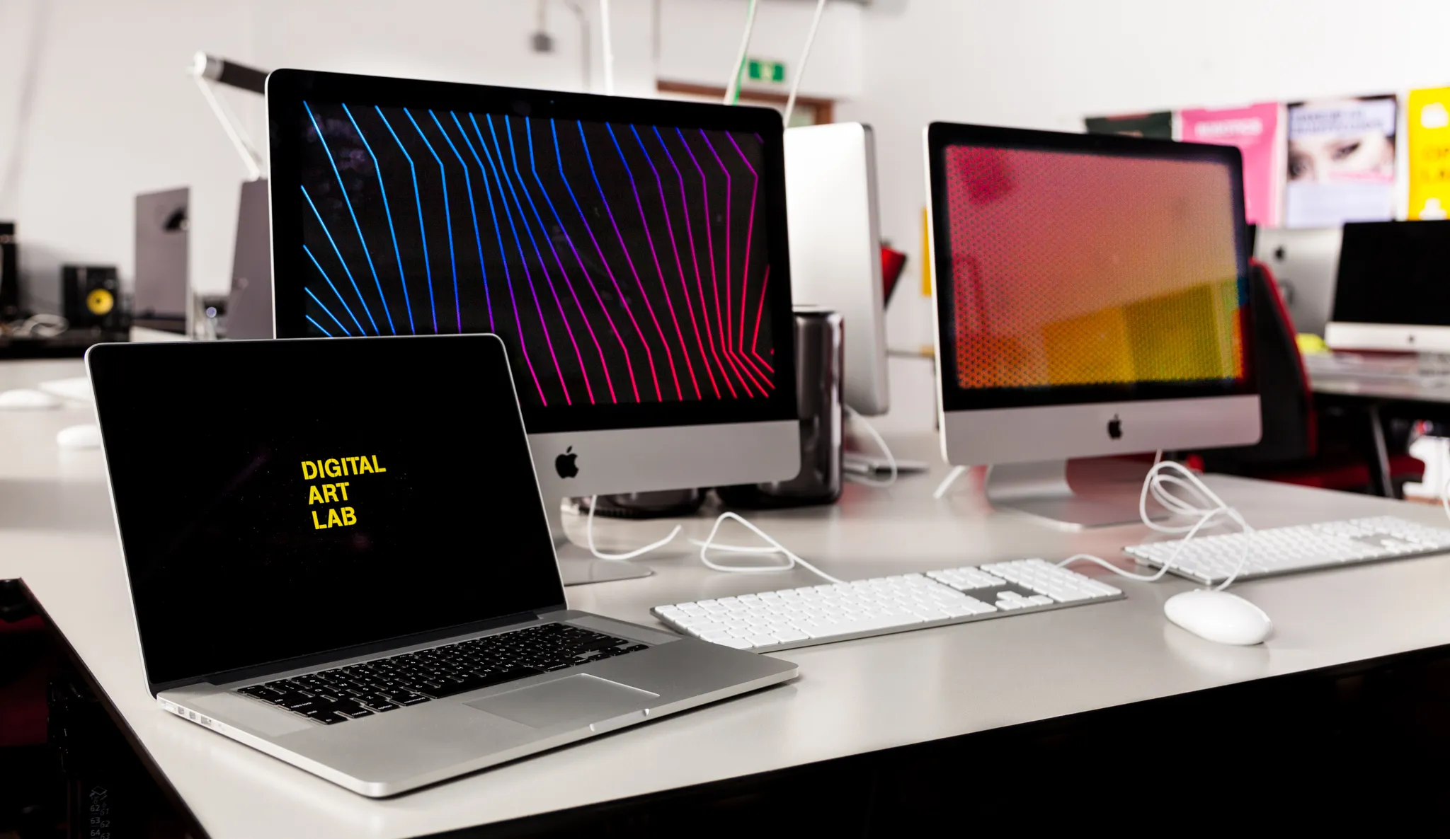 computers in digital art lab helpen met coronavirusonderzoek1