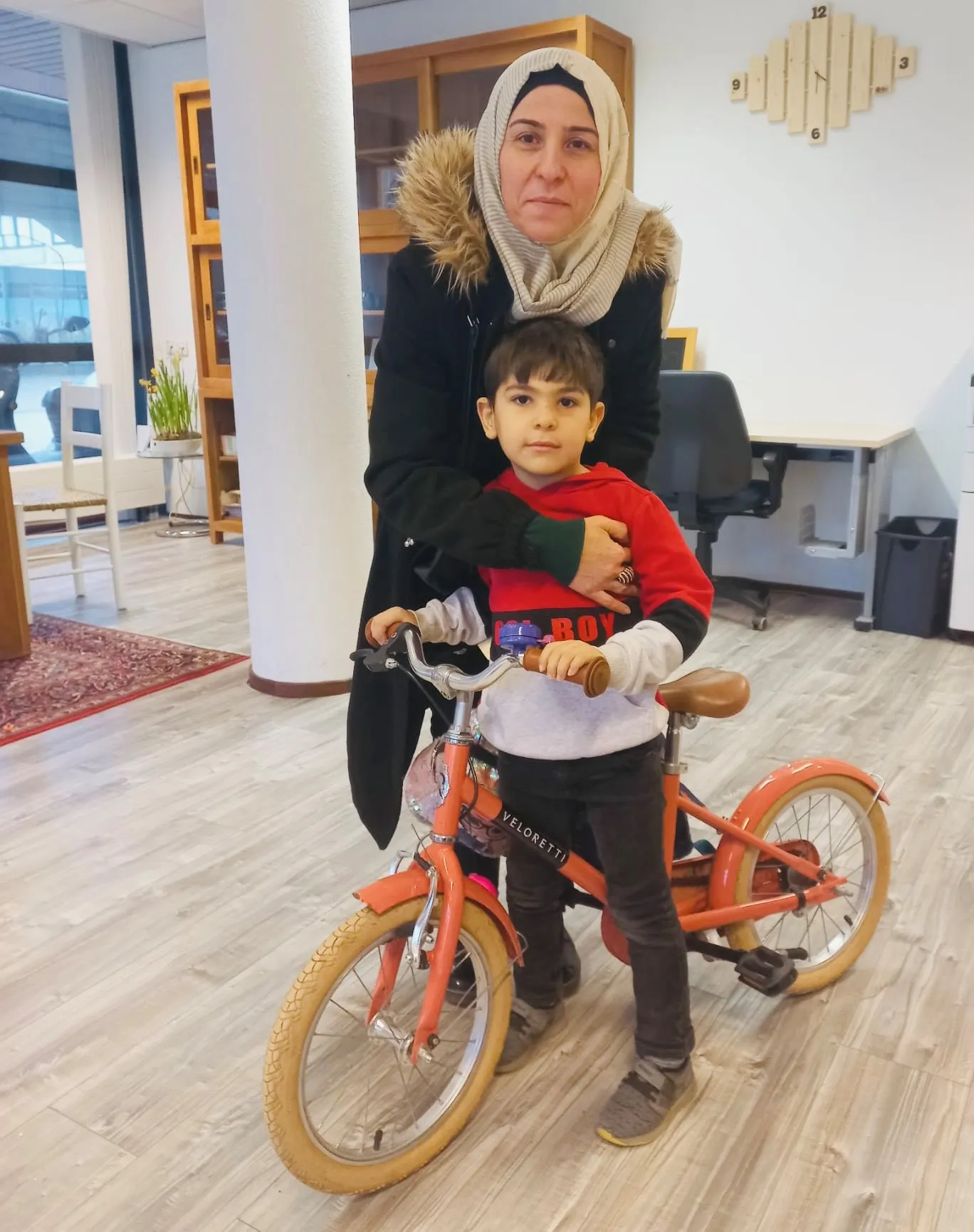 dankzij de weggeefhoek bij piezocentrum meerzicht kan deze jongen voortaan heerlijk met zijn nieuwe fiets op pad foto stichting piezo 1