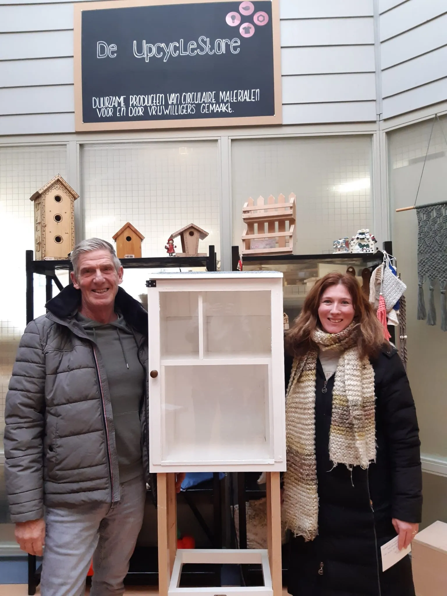 de bewoonster van de flat noorderbosch en initiatiefneemster van de buurtkast rechts en de huismeester links foto stichting piezo