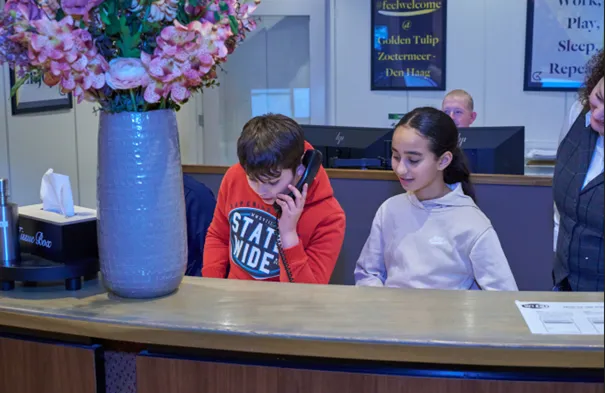 de kinderen van de piezo talentenacademie buytenwegh op werkbezoek bij het golden tulip hotel fotograaf leon koppenol