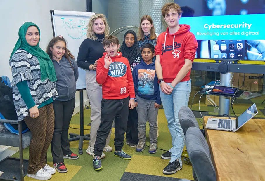 de kinderen van de piezo talentenacademie meerzicht krijgen in de dif les over cybersecurity fotograaf leon koppenol