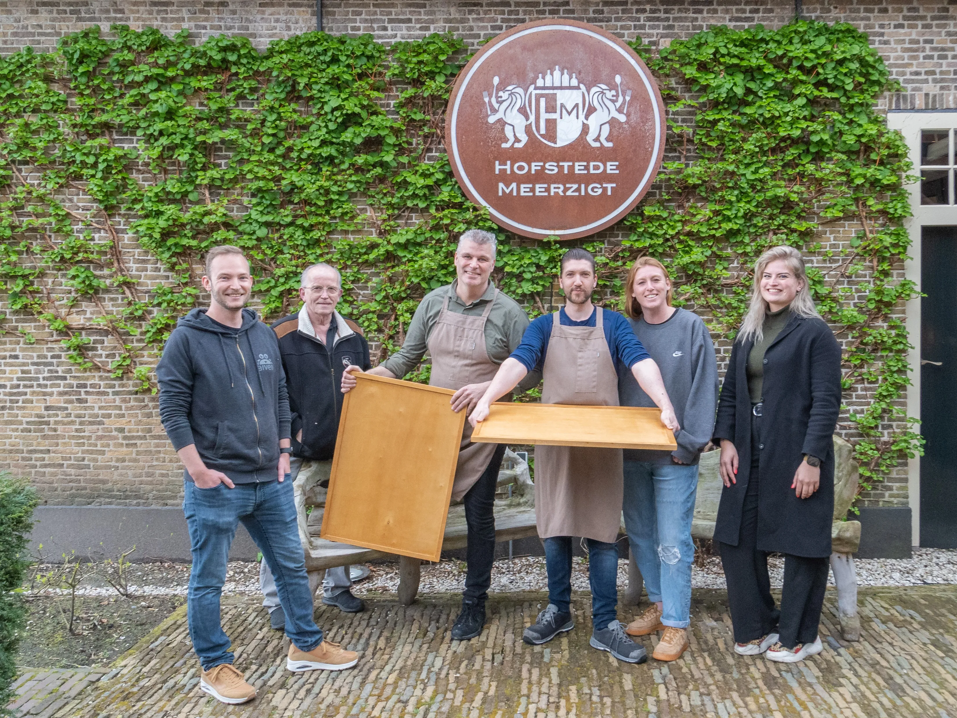 de makers van de piezo ambachtenwerkplaats en de koks van hofstede meerzigt met de zelfgemaakte dienbladen fotograaf jeroen stahlecker