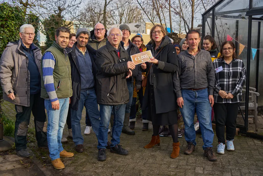 de pelgrimshoeve doneert 1000 euro ten behoeve van wijktuin noordhove fotograaf leon koppenol