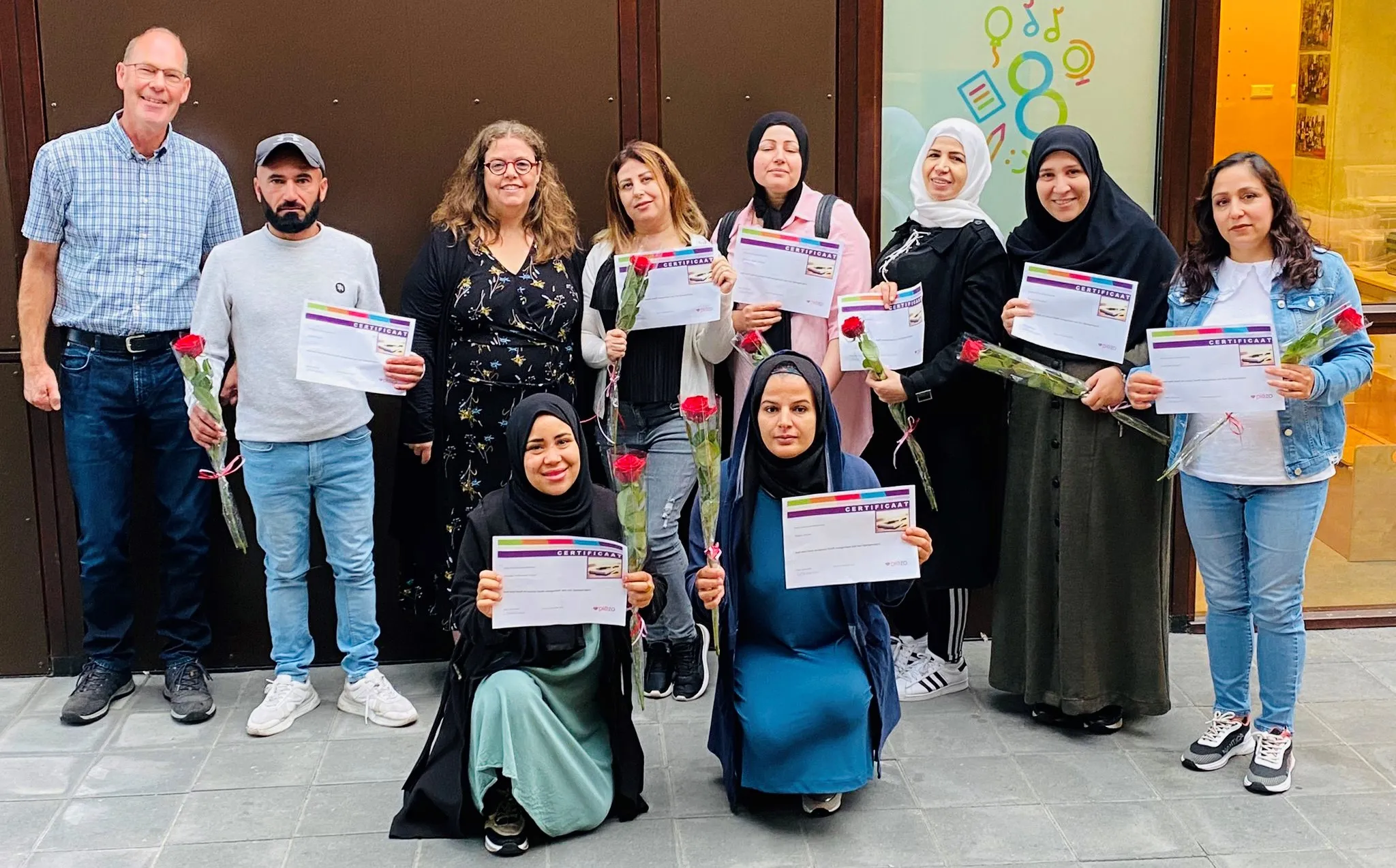 deelnemers aan de cursus opstap naar maatschappelijke participatie hebben hun certificaat van deelname in ontvangst mogen nemen foto stichting piezo