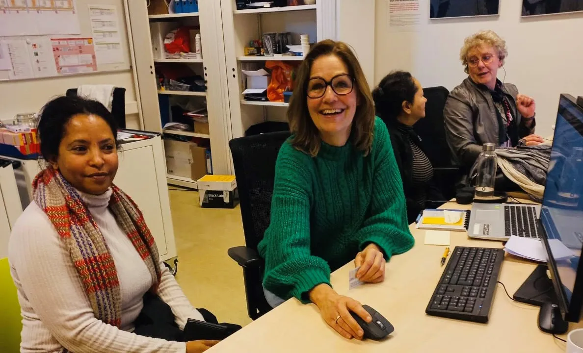 deelnemers nieuwe opleidingsgroep schrijven zich in 1 foto stichting piezo