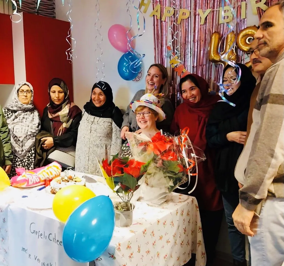 docent inburgering van piezo janita werd op haar verjaardag verrast door de inburgeraars van haar les foto stichting piezo