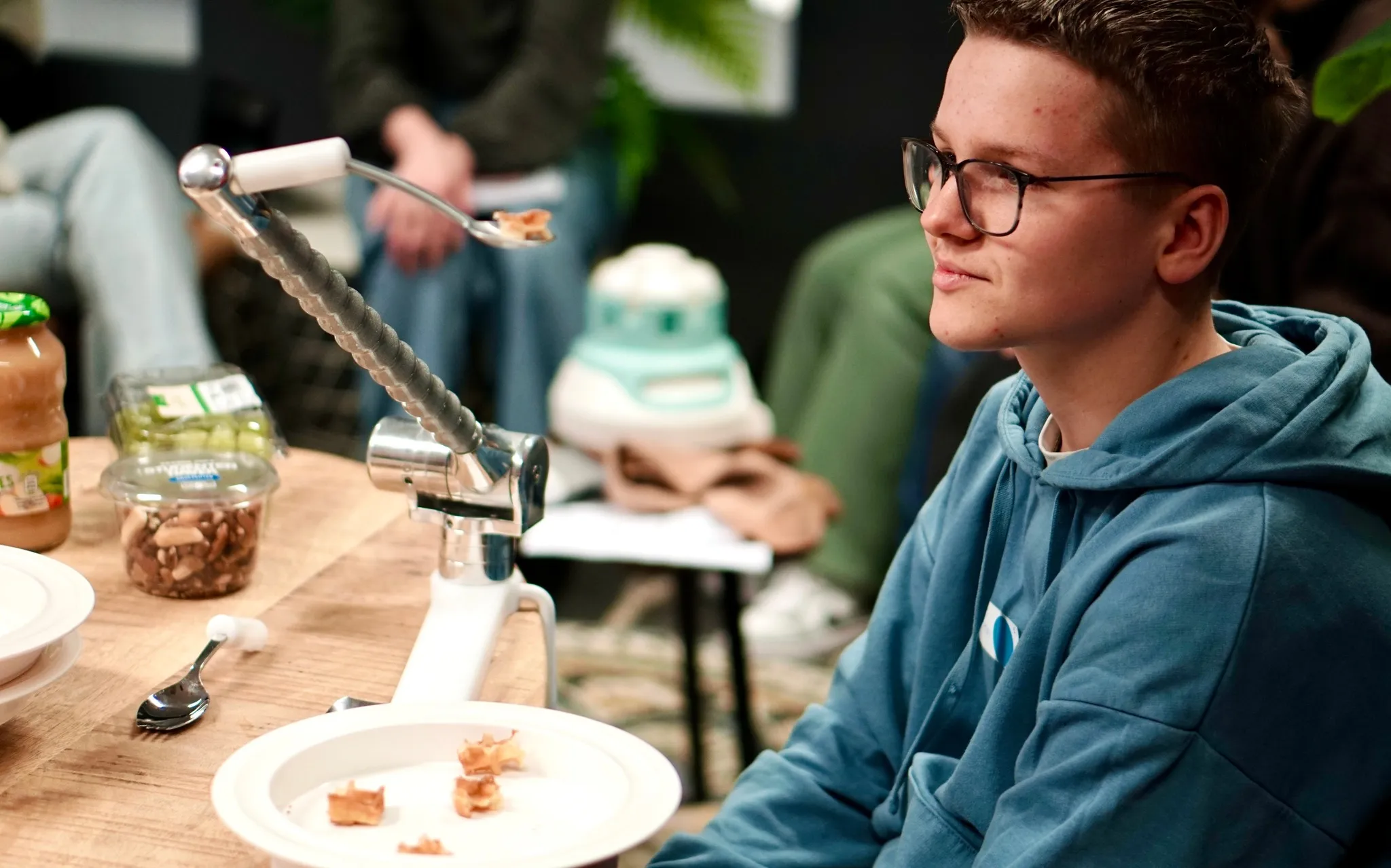 foto 1 scholier die eten met robotarm uitprobeert