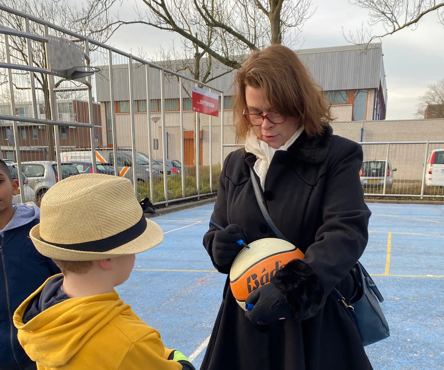 foto jakobien groeneveld zet de namen van de kinderen op de basketballen kopie