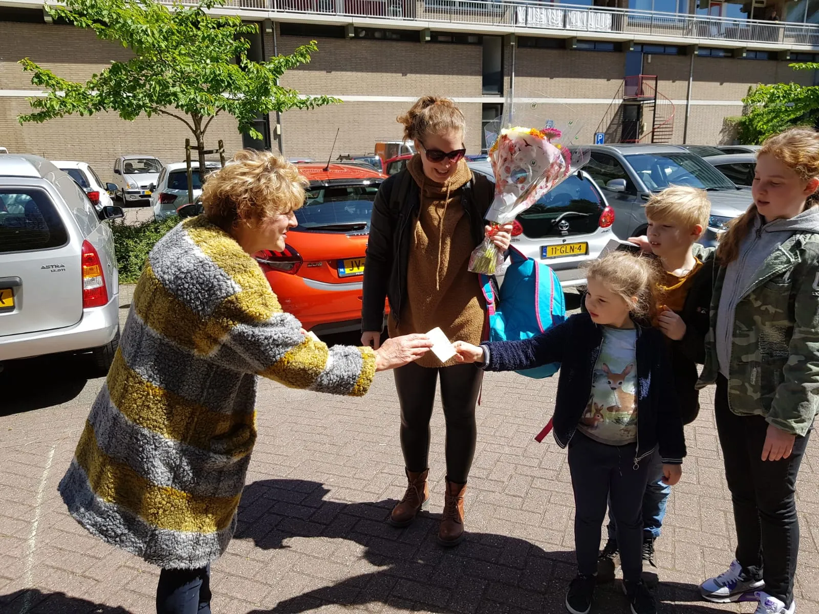 geslaagd balkonconcert met bingo molenwijkflat dunantstraat2