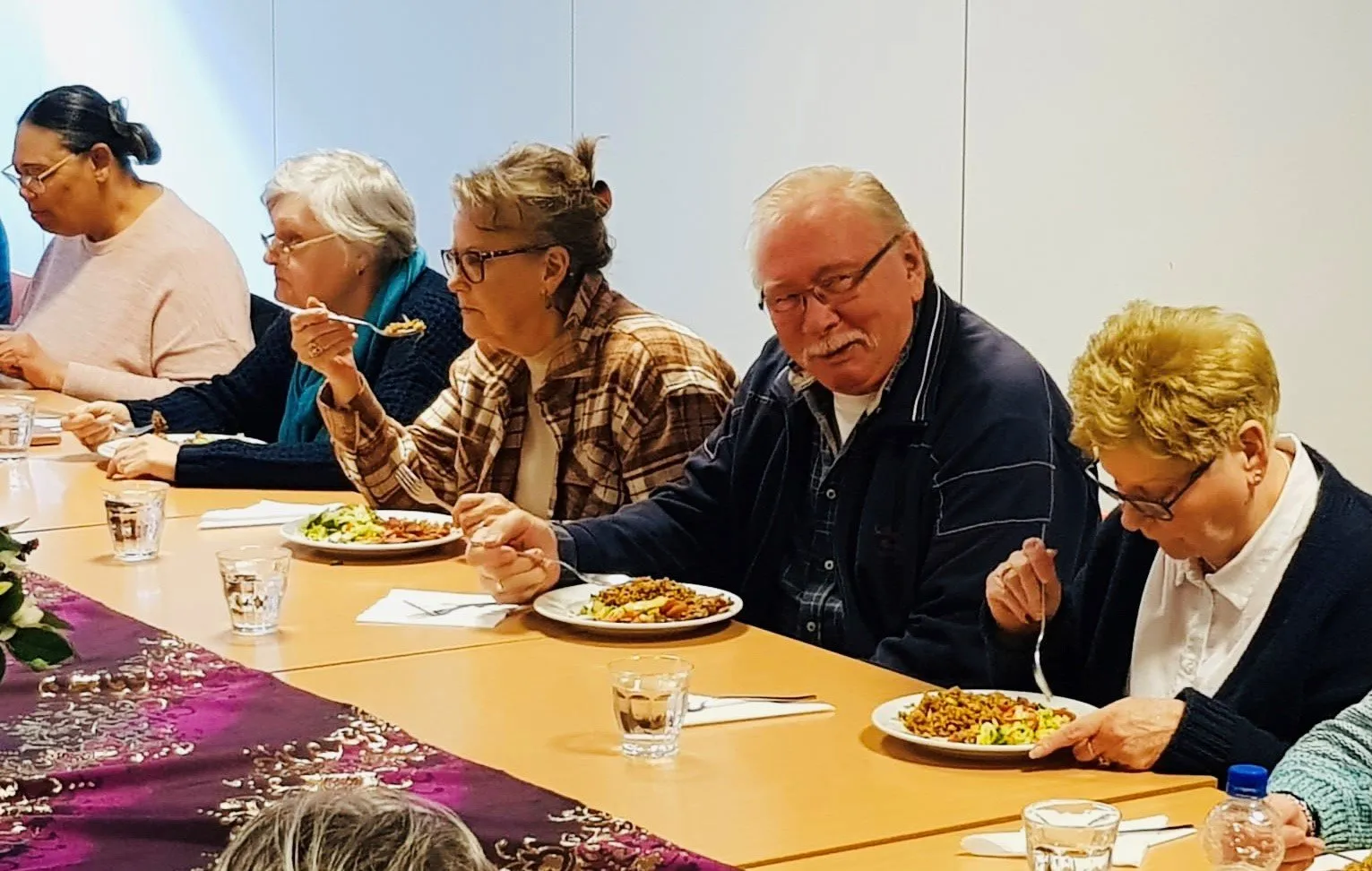 gezellige wijklunch bij inzet centrum foto stichting piezo