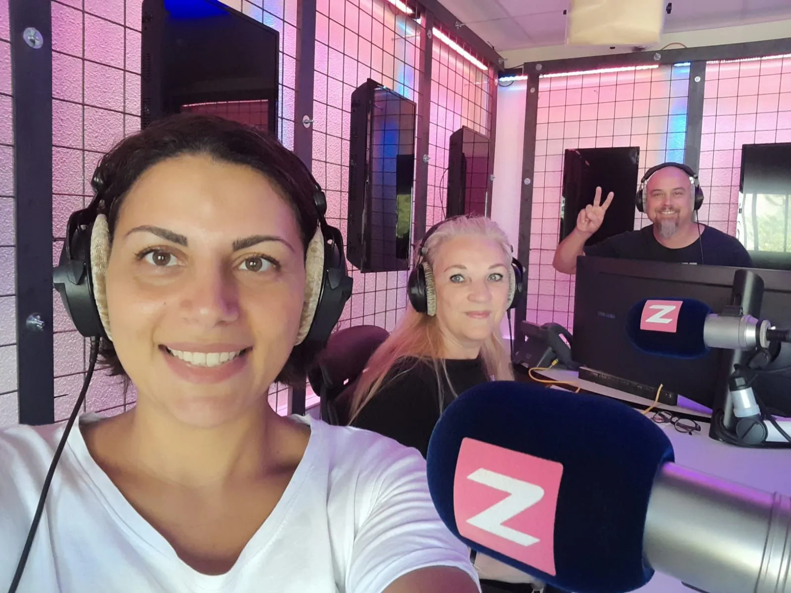 gioia piezo en jacqeline stadstheater vertellen bij studio zfm over het food en film festival foto stichting piezo