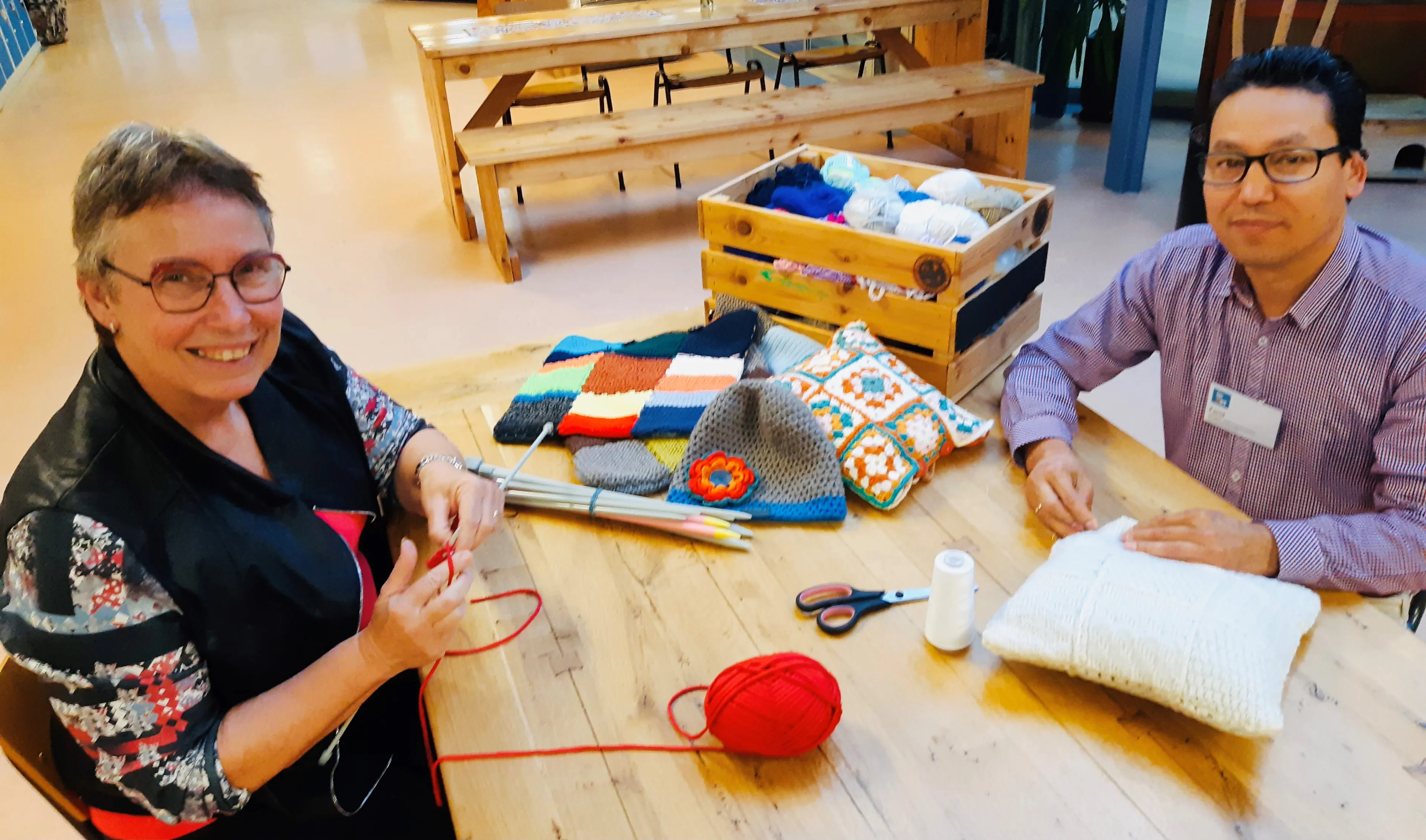 haken breien en borduren bij de ambachtenwerkplaats foto stichting piezo