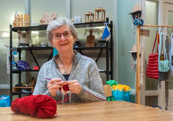 handwerken voor de upcycle store van de piezo ambachtenwerkplaats fotograaf jeroen stahlecker