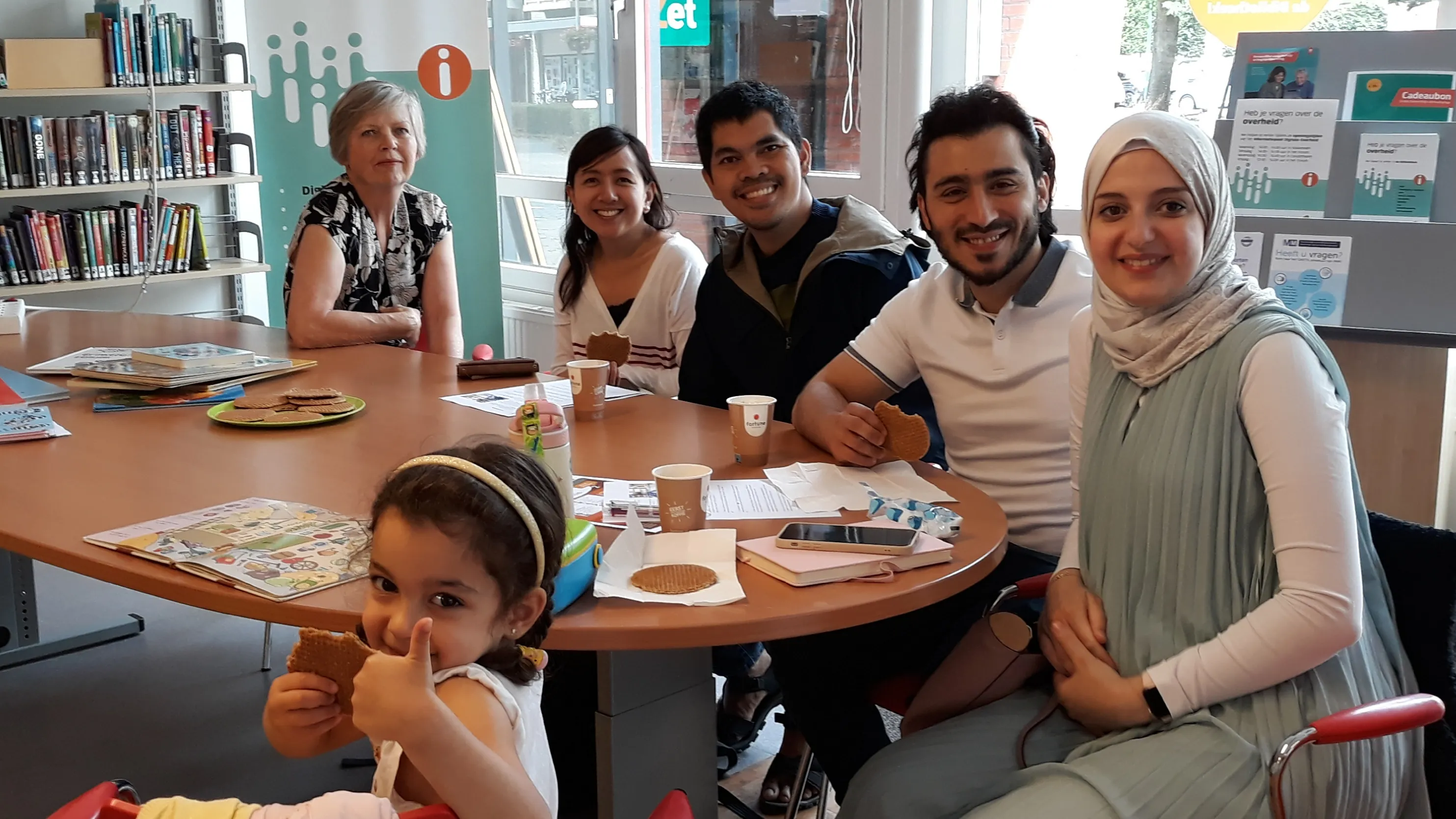 het taalproject opstart van piezo en bibliotheek zoetermeer is feestelijk afgesloten met koffie en stroopwafels foto stichting piezo