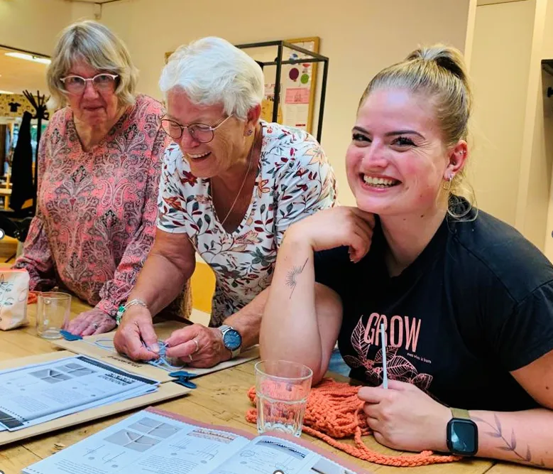 kaarten maken en andere creatieve workshops bij de piezo ambachtenwerkplaats foto stichting piezo
