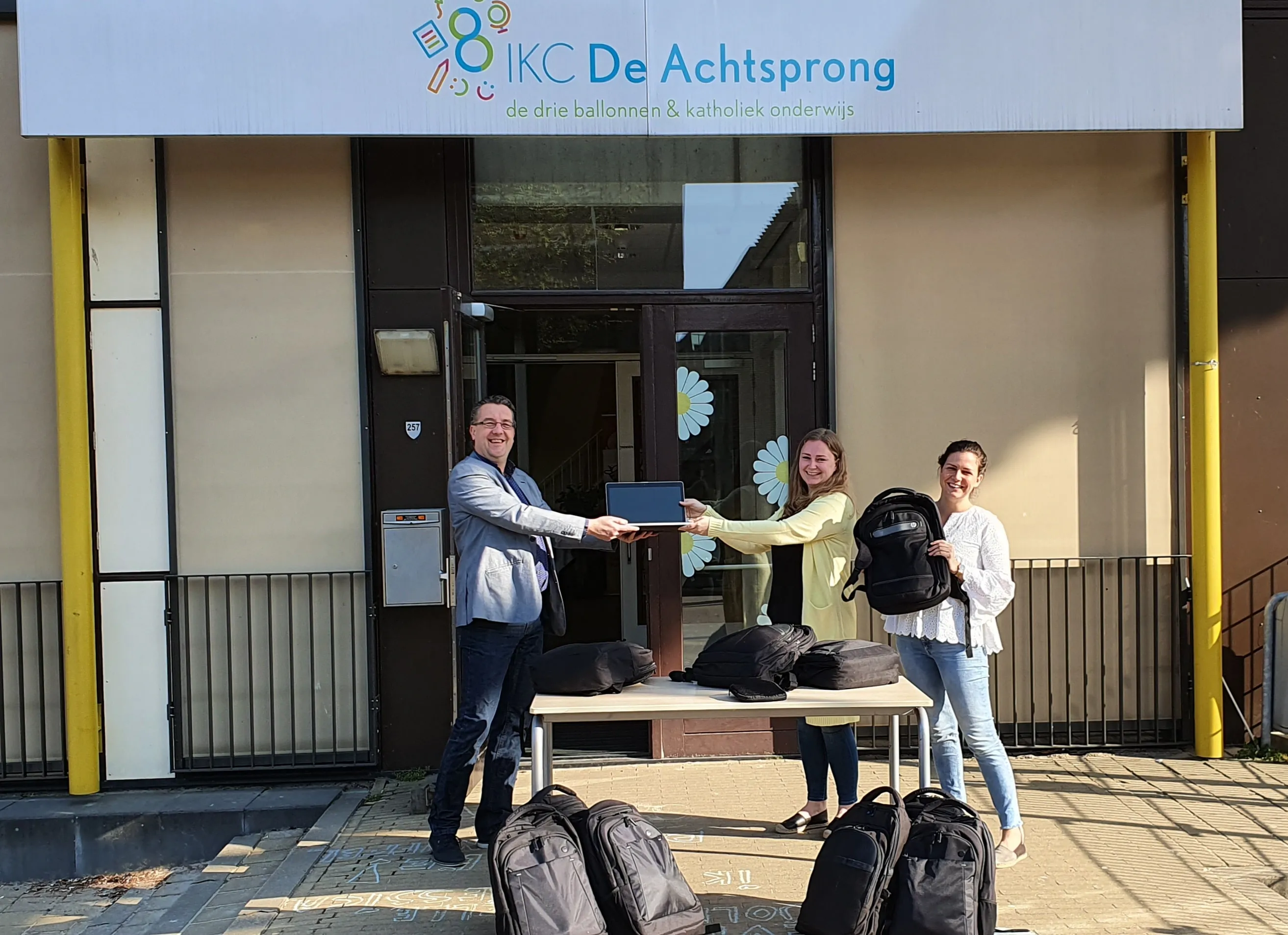 kick ict doneert laptops aan basisschool de achtsprong
