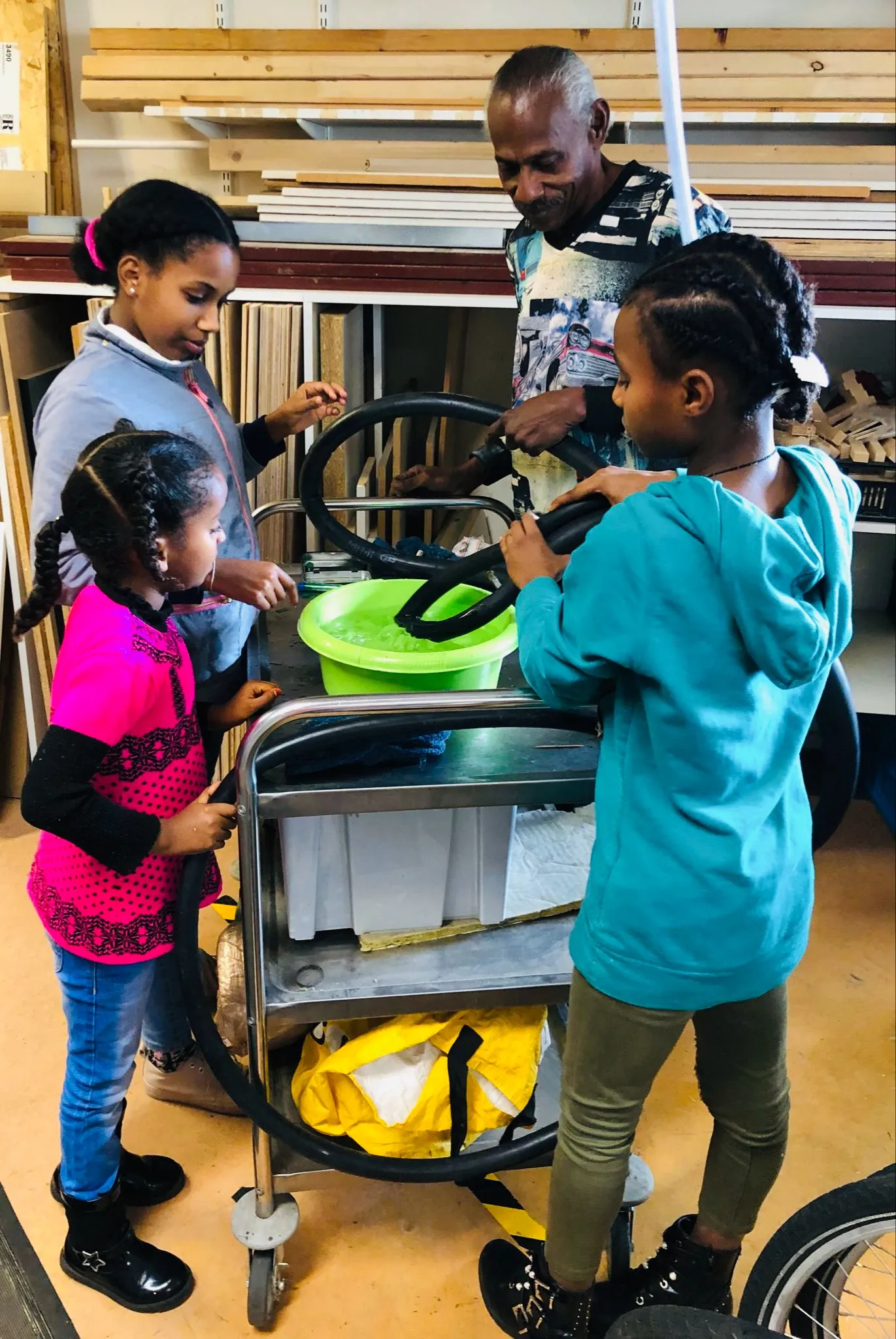 kinderen ambachtenwerkplaats leren fietsbanden plakken fotograaf stichting piezo