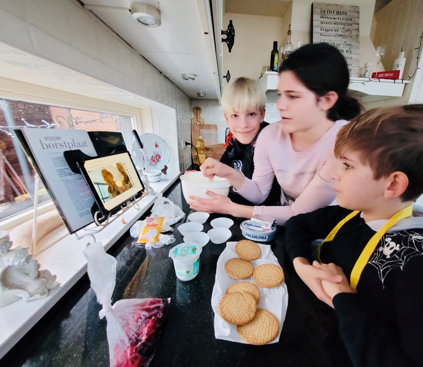 kinderen bakken hun eigen taart in hun eigen keuken fotograaf ouder piezo talentenacademie
