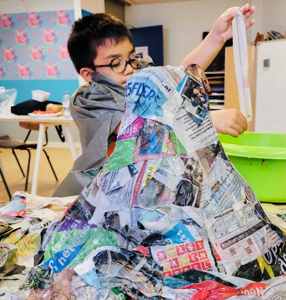 kinderen bouwen een grote vulkaan in de ambachtenwerkplaats fotograaf stichting piezo