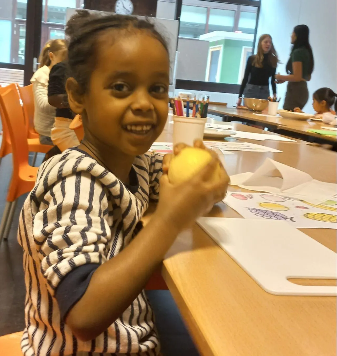 kinderen krijgen bij de vakantieacademie les over gezonde voeding foto stichting piezo