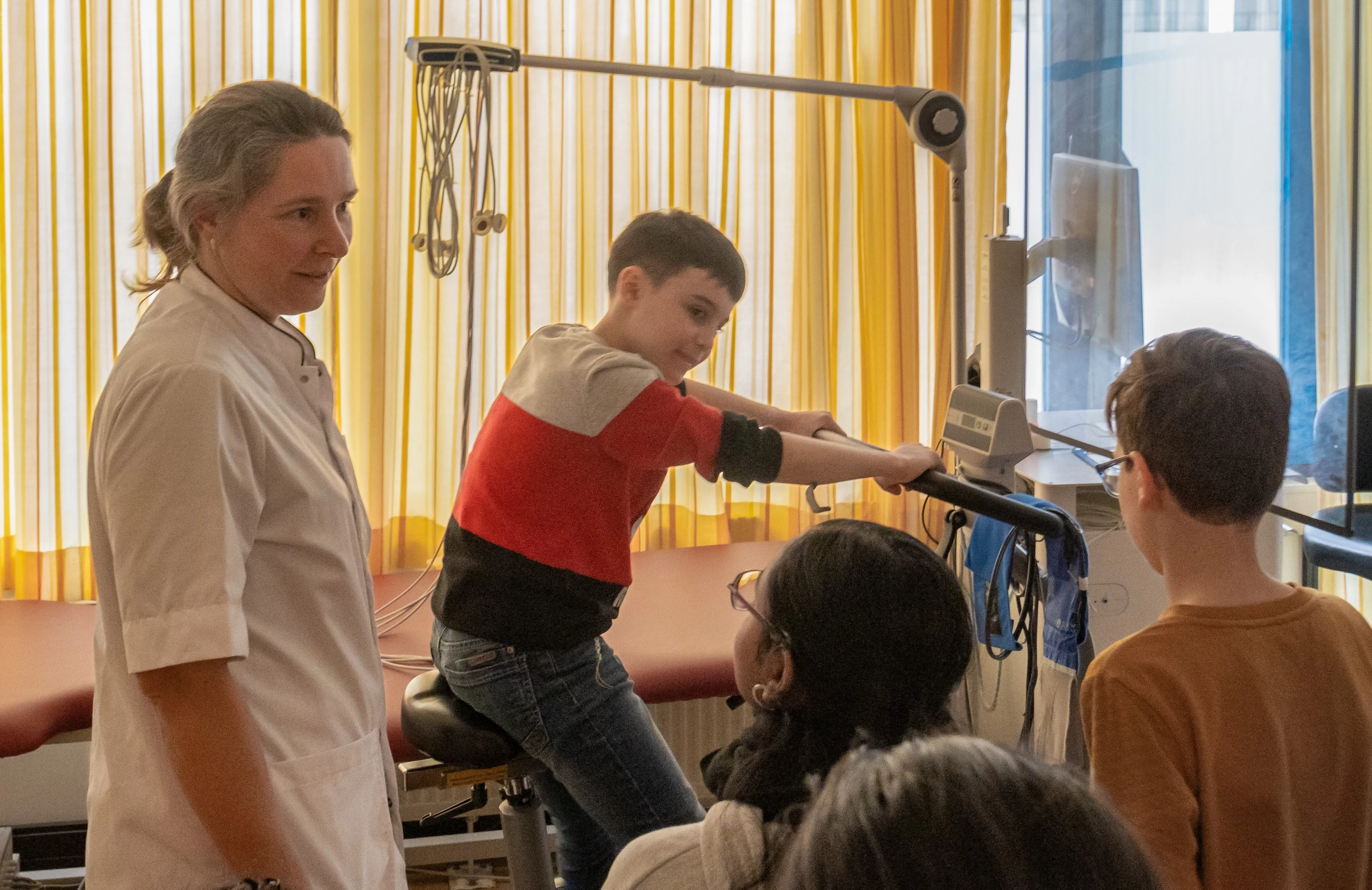 kinderen piezo talentenacademie in het langeland ziekenhuis in gesprek met de cardioloog fotograaf jeroen stahlecker