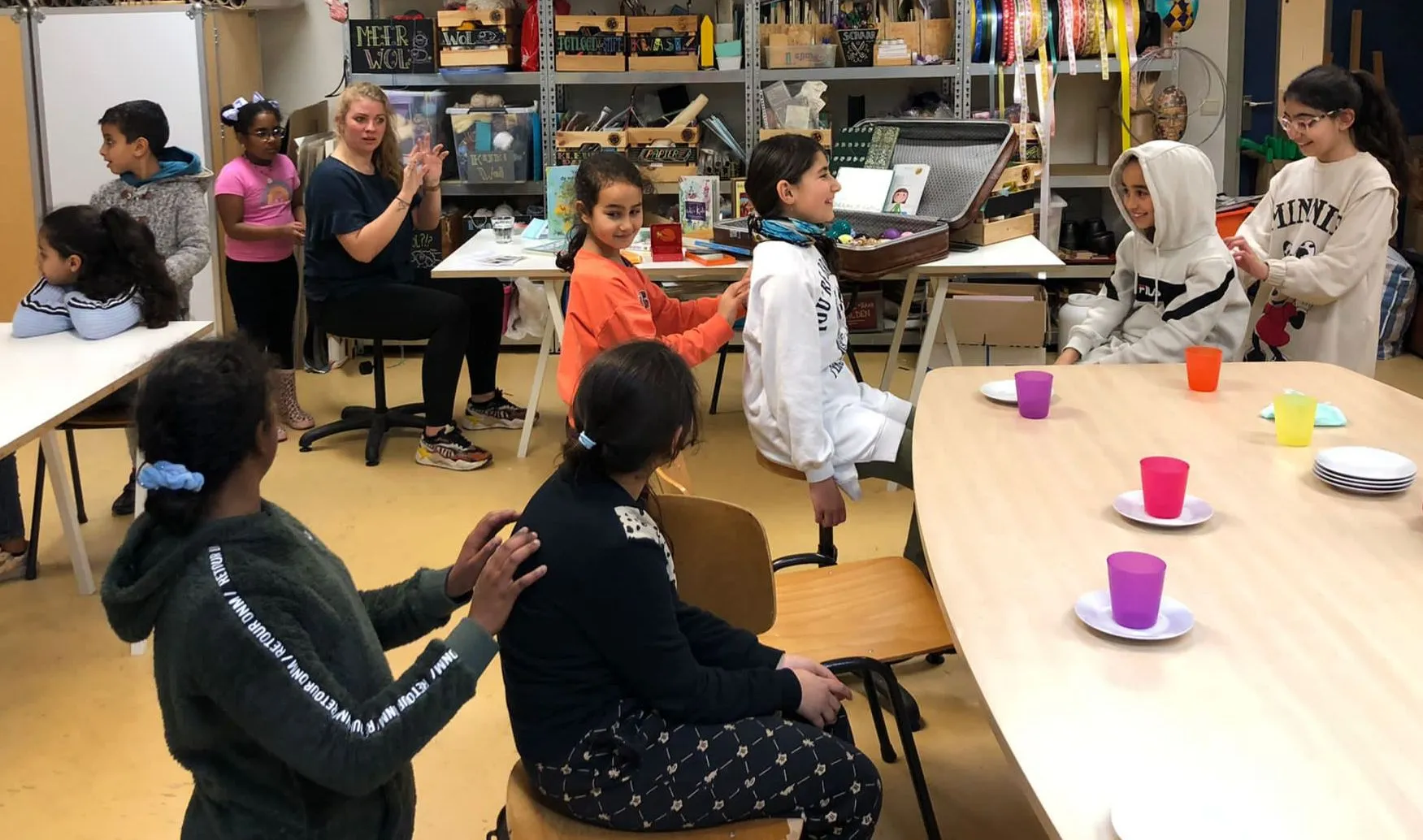 kinderen talentenacademie krijgen gastles van een yoga instructeur fotograaf stichting piezo