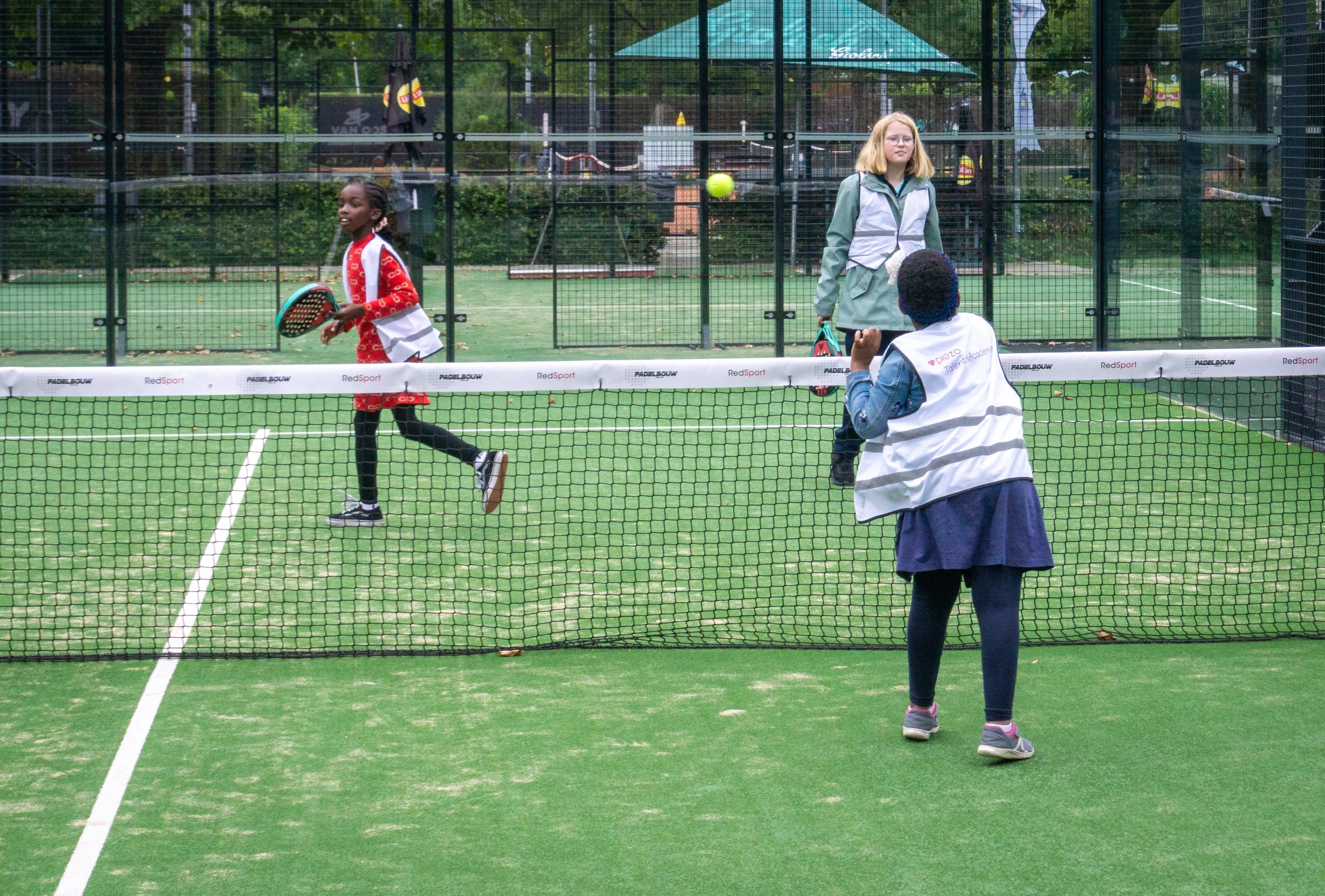 kinderen talentenacademie maken kennis met het reilen en zeilen op een tennisvereniging fotograaf jeroen stahlecker