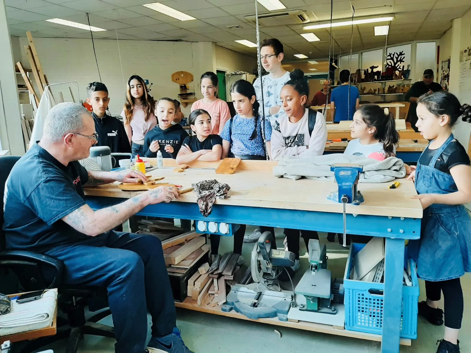 kinderen talentenacademie maken kennis met het vak houtbewerken fotograaf stichting piezo