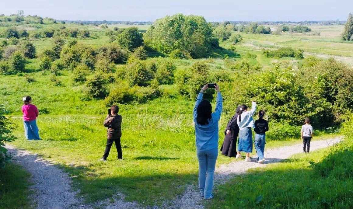 kinderen van de piezo talentenacademie leren van leon koppenol fotograferen in het buytenpark foto stichting piezo