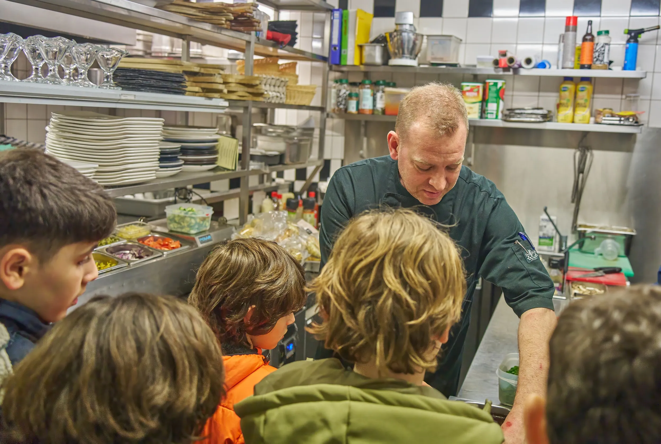 kinderen van de piezo talentenacademie op werkbezoek bij the old pal fotograaf leon koppenol