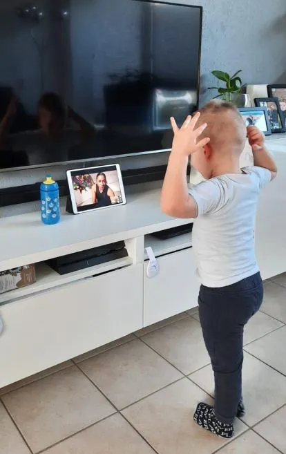 kindje thuis in actie