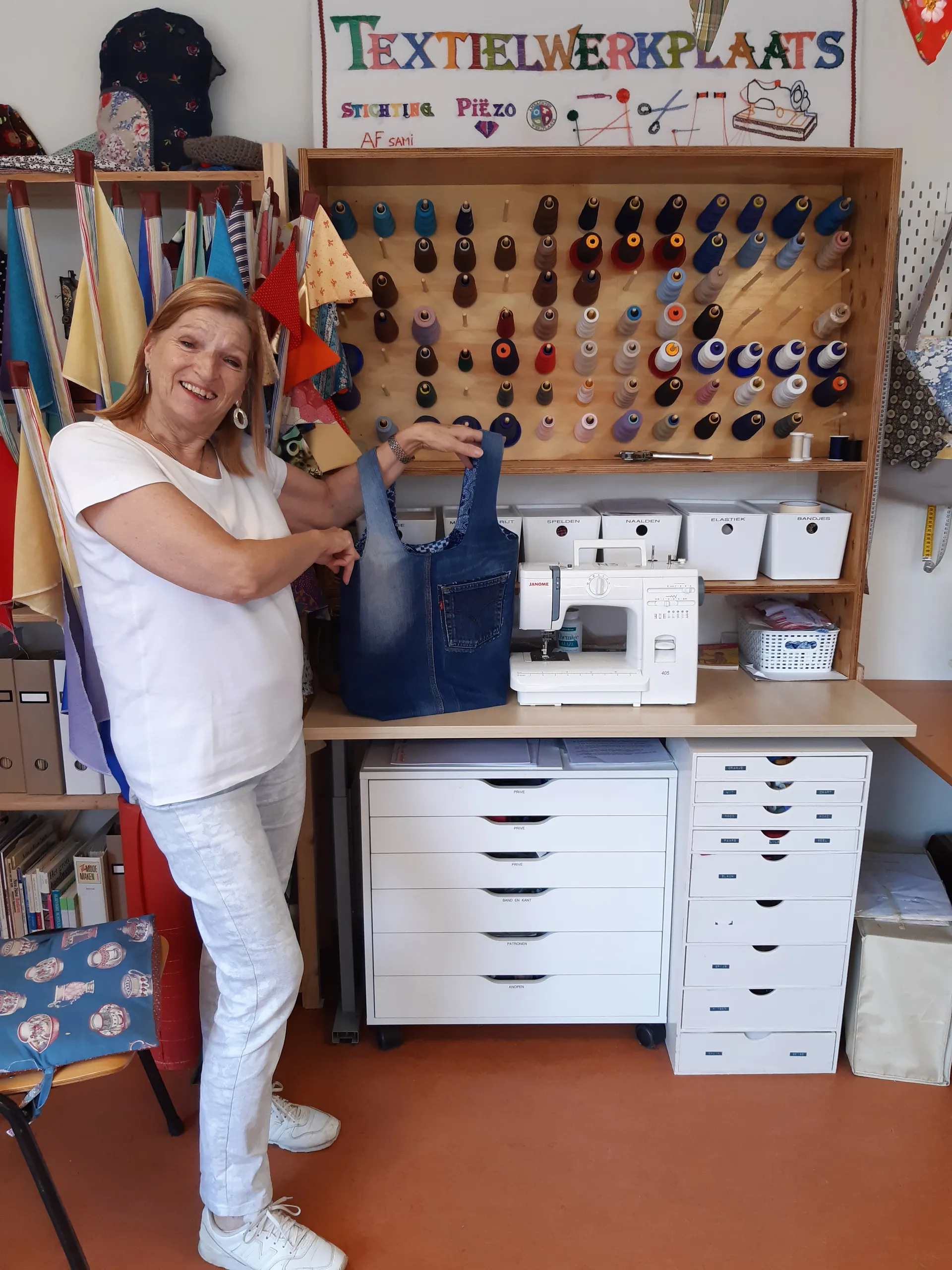 kom je oude spijkerbroek upcyclen bij de ambachtenwerkplaats foto stichting piezo