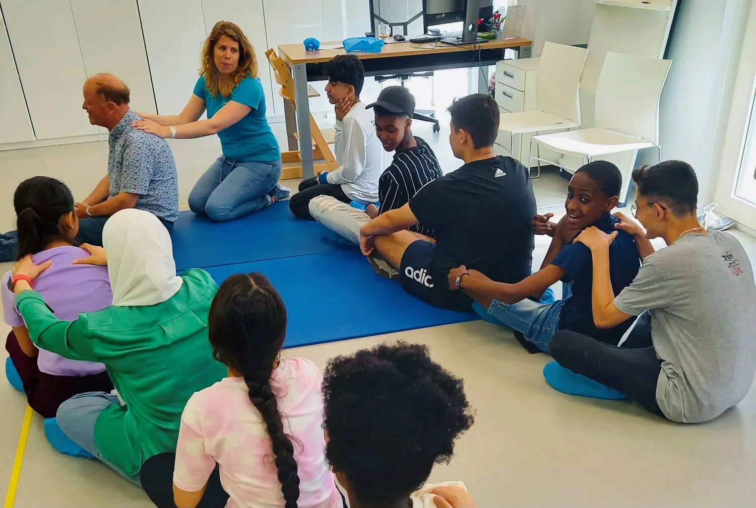 leeringen van de internationale schakelklas brengen tijdens een les van de piezo talentenacademie een bezoek aan een kinderfysiotherapeute foto stichting piezo