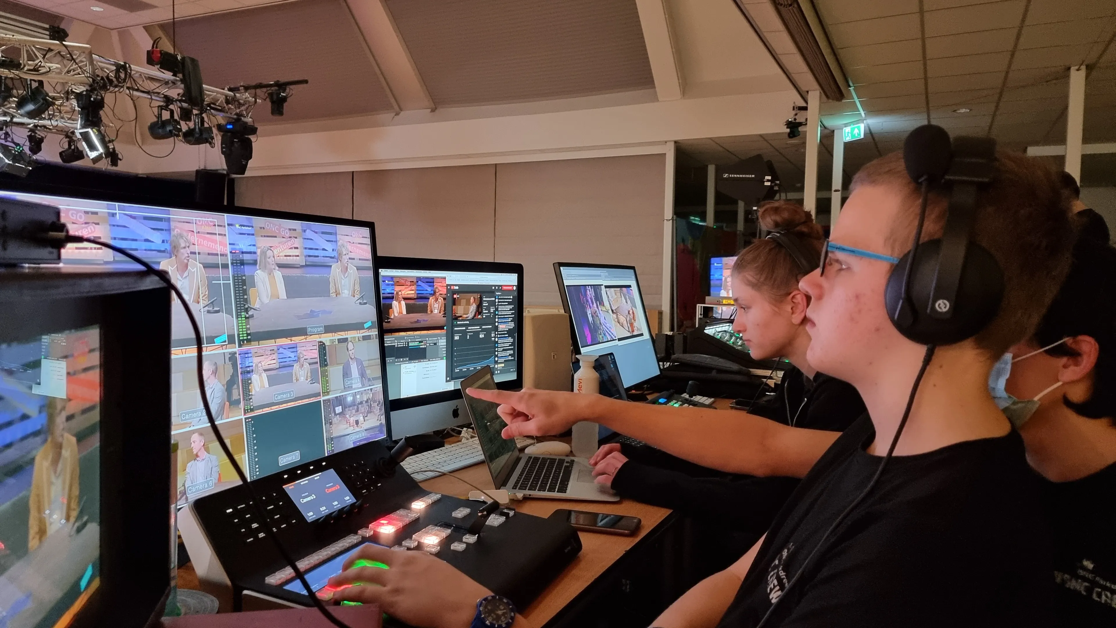 leerlingen onc parkdreef verzorgen de techniek tijdens de livestream