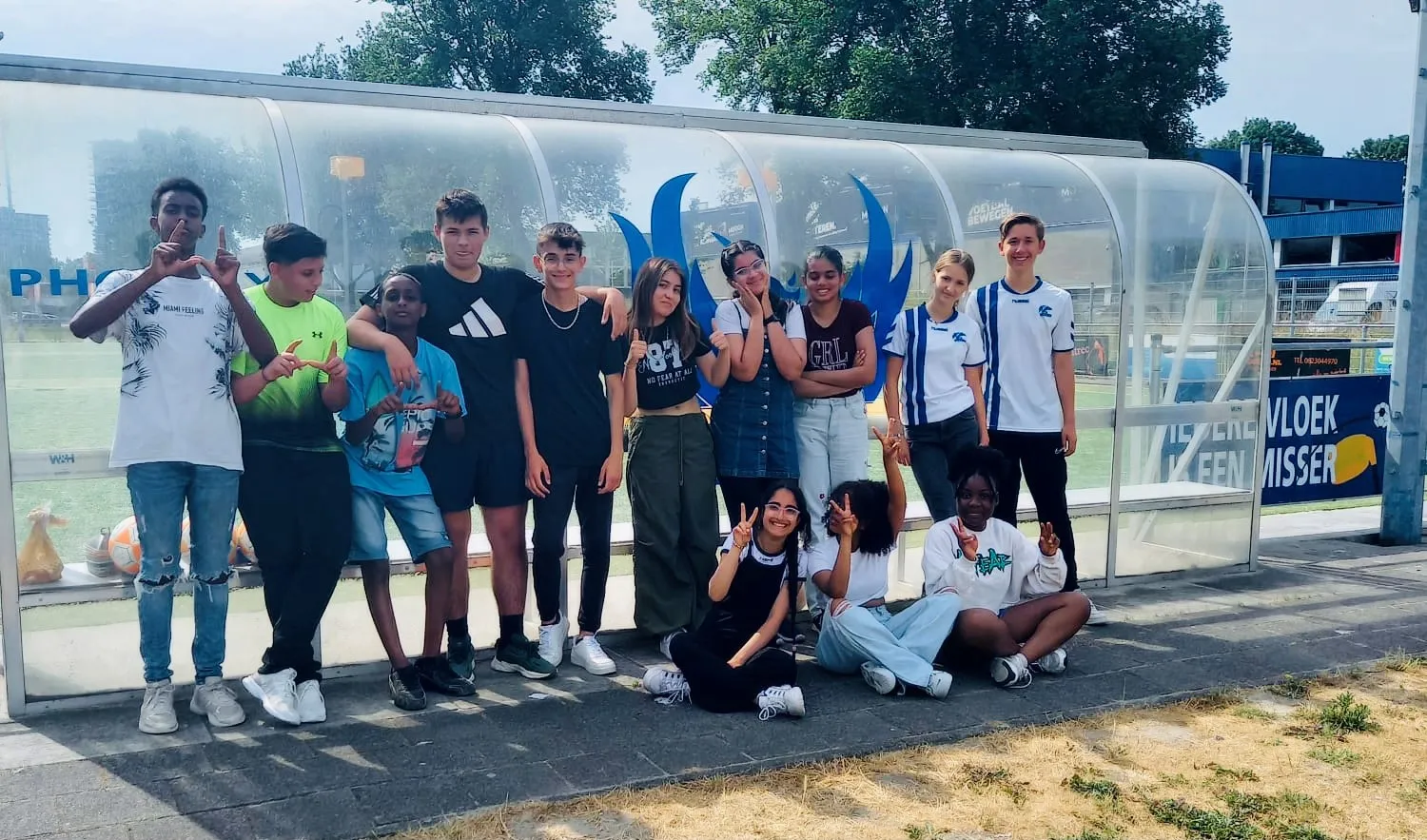 leerlingen van de internationale schakelklas brengen met de piezo talentenacademie een bezoek aan korfbalvereniging phoenix foto stichting piezo