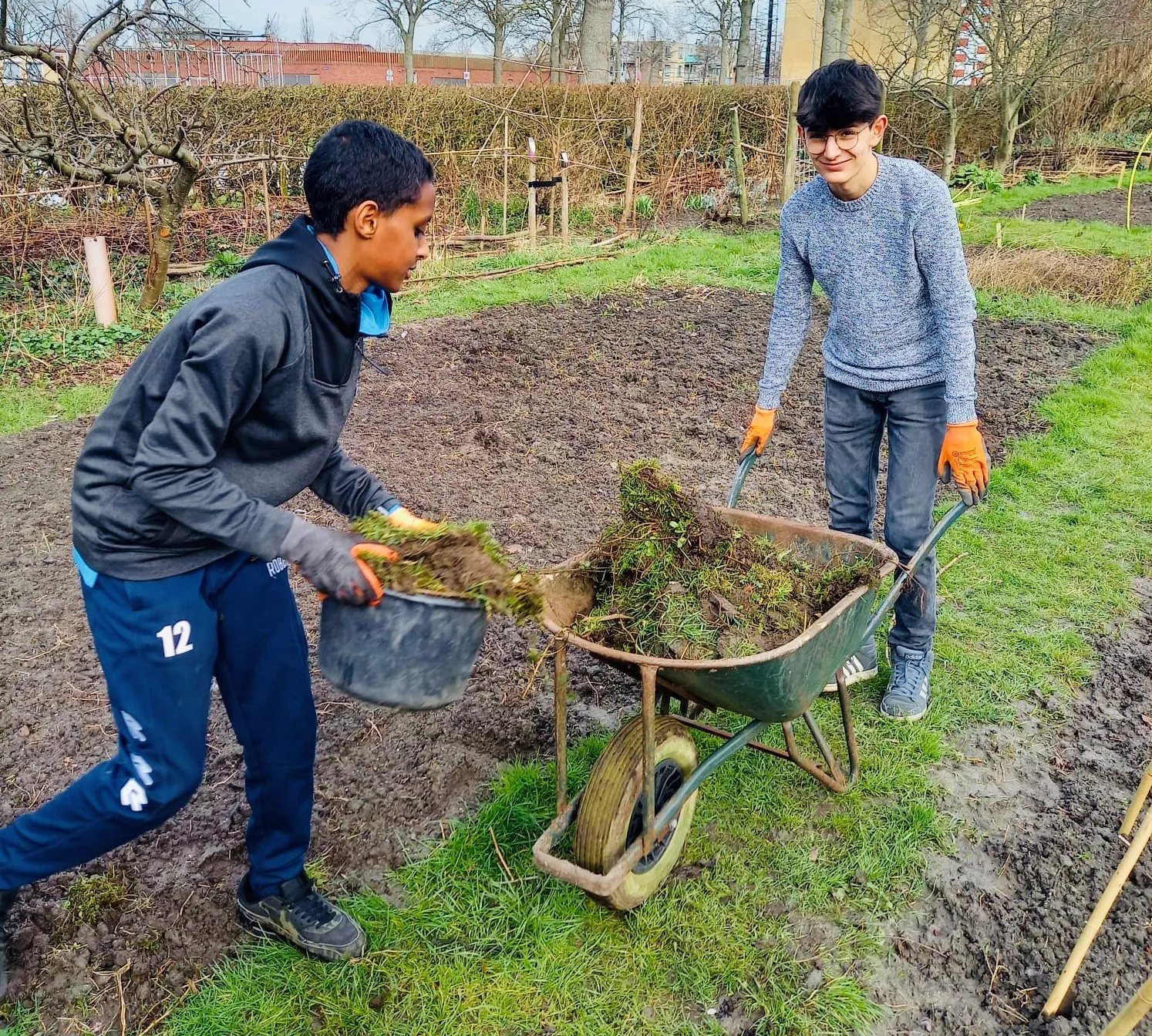 leerlingen van de internationale schakelklas ontdekken bij de piezo talentenacademie hoe leuk werken in het groen is foto stichting piezo