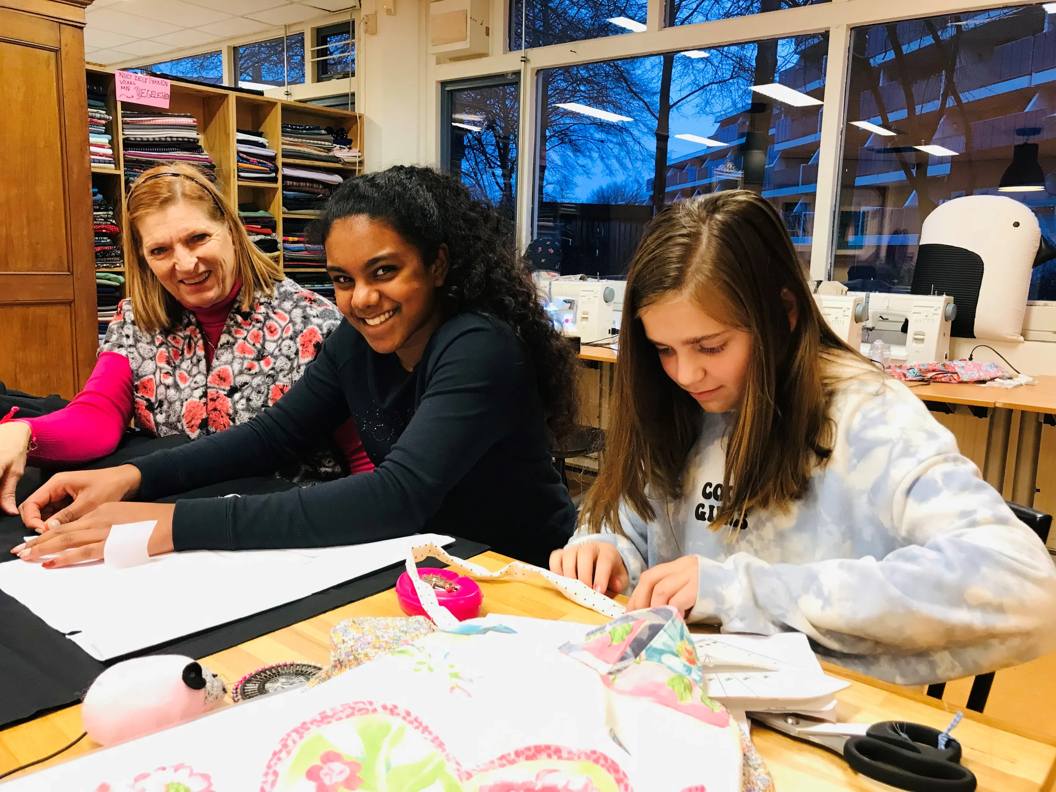 maak je eigen outfit bij de tienernaailes in de ambachtenwerkplaats foto stichting piezo