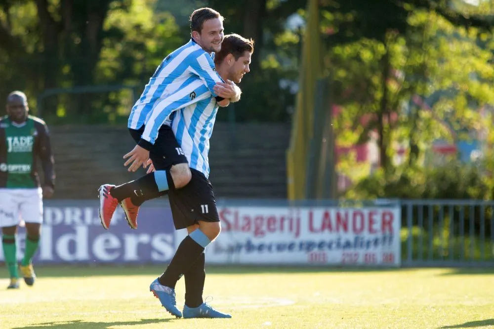 mark van domburgh wordt bejubeld na zijn doelpunt