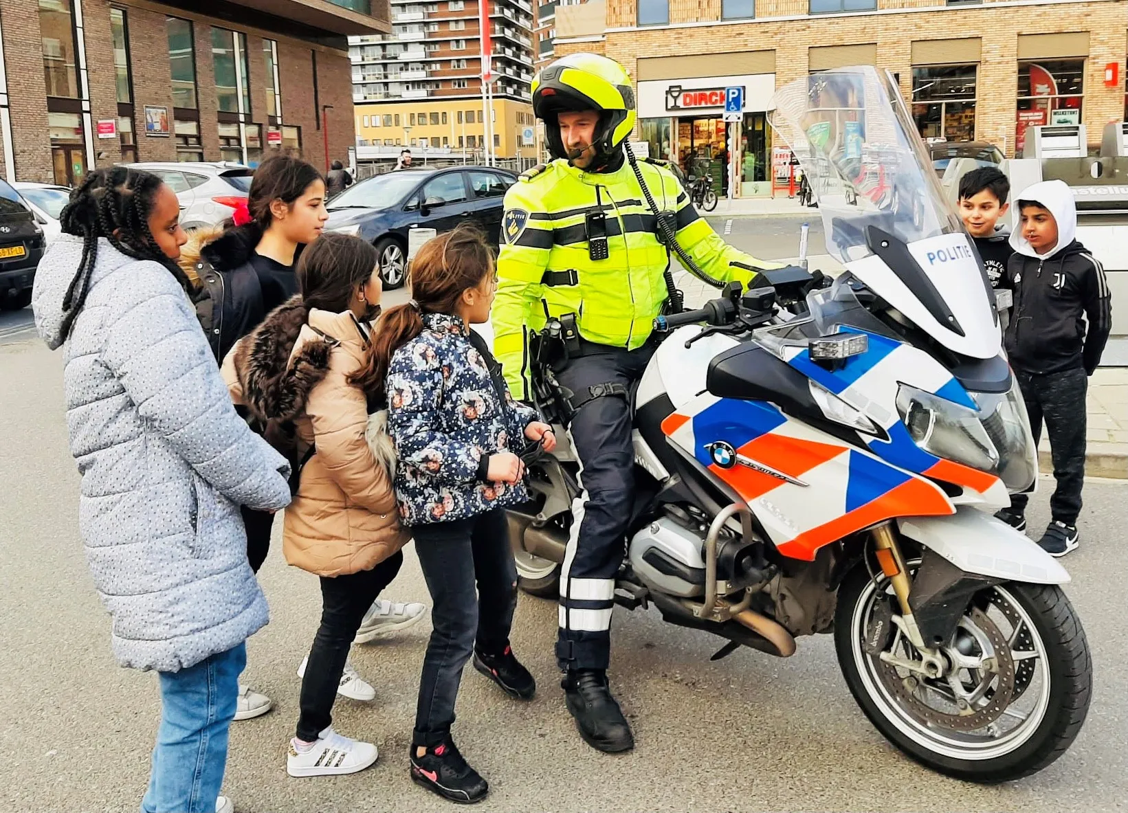 motoragent bezoekt de piezo talentenacademie fotograaf stichting piezo