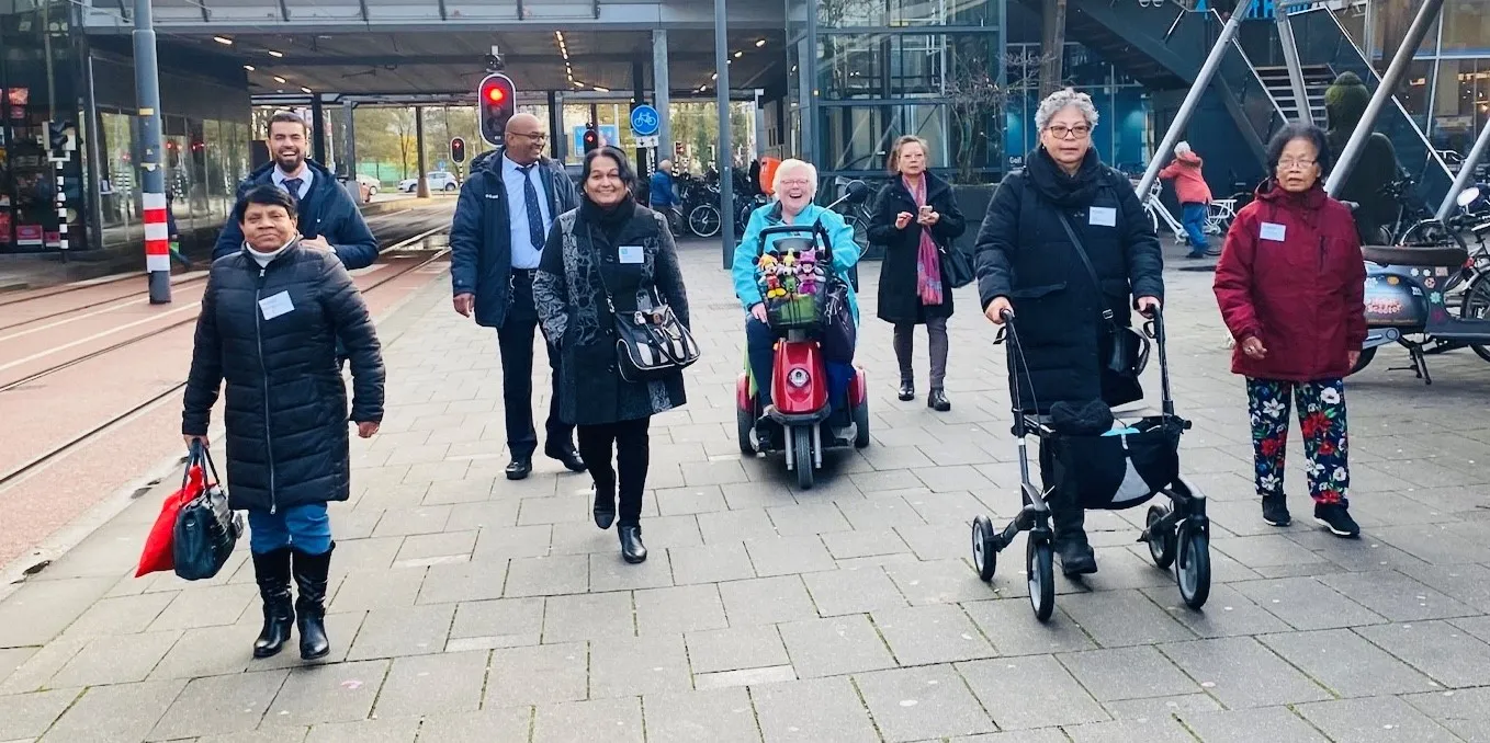 ouderen van het vonkje doen ervaring op met reizen met het ov foto htm