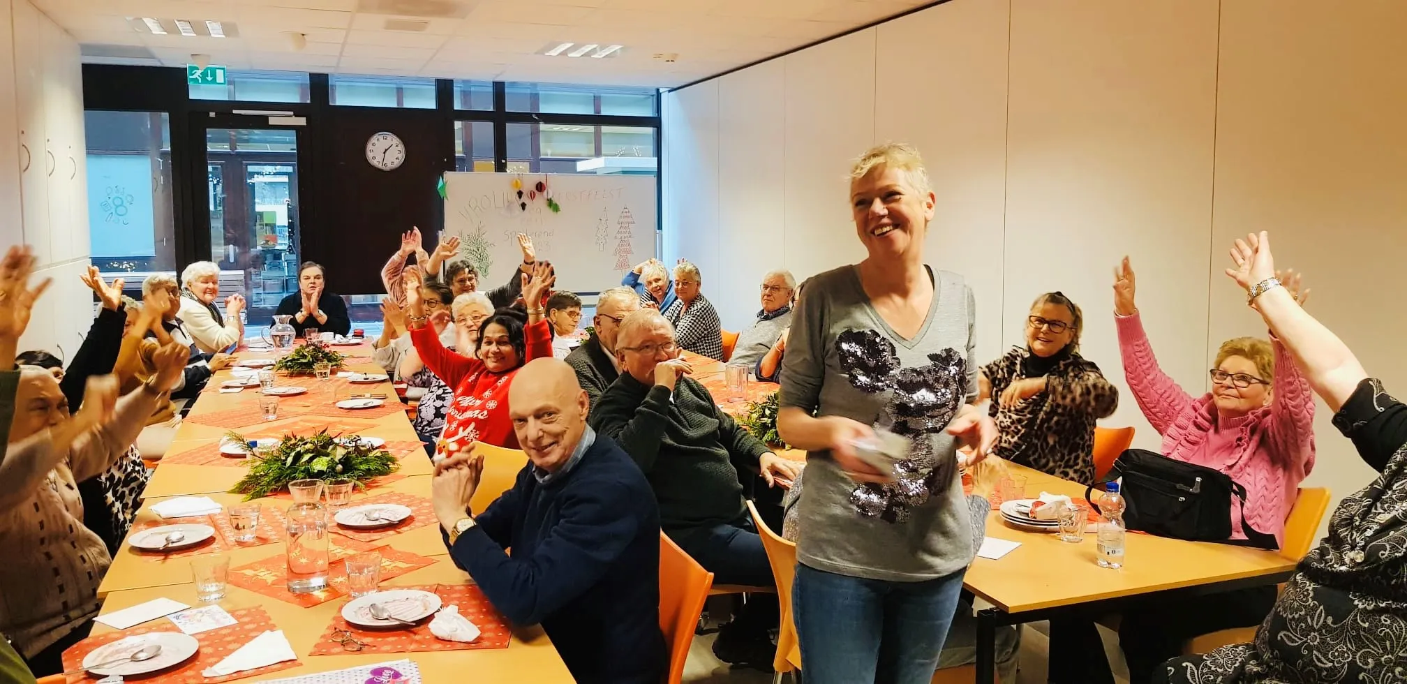 ouderen van het vonkje hebben genoten van een heerlijke kerstlunch foto stichting piezo