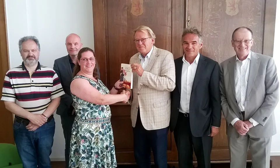 overhandiging boek aan cdk jaap smit