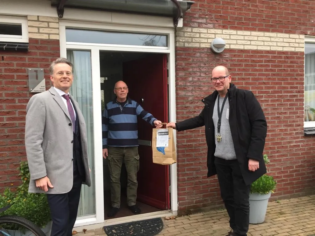 overhandiging ledpakket wethouder robin paalvast