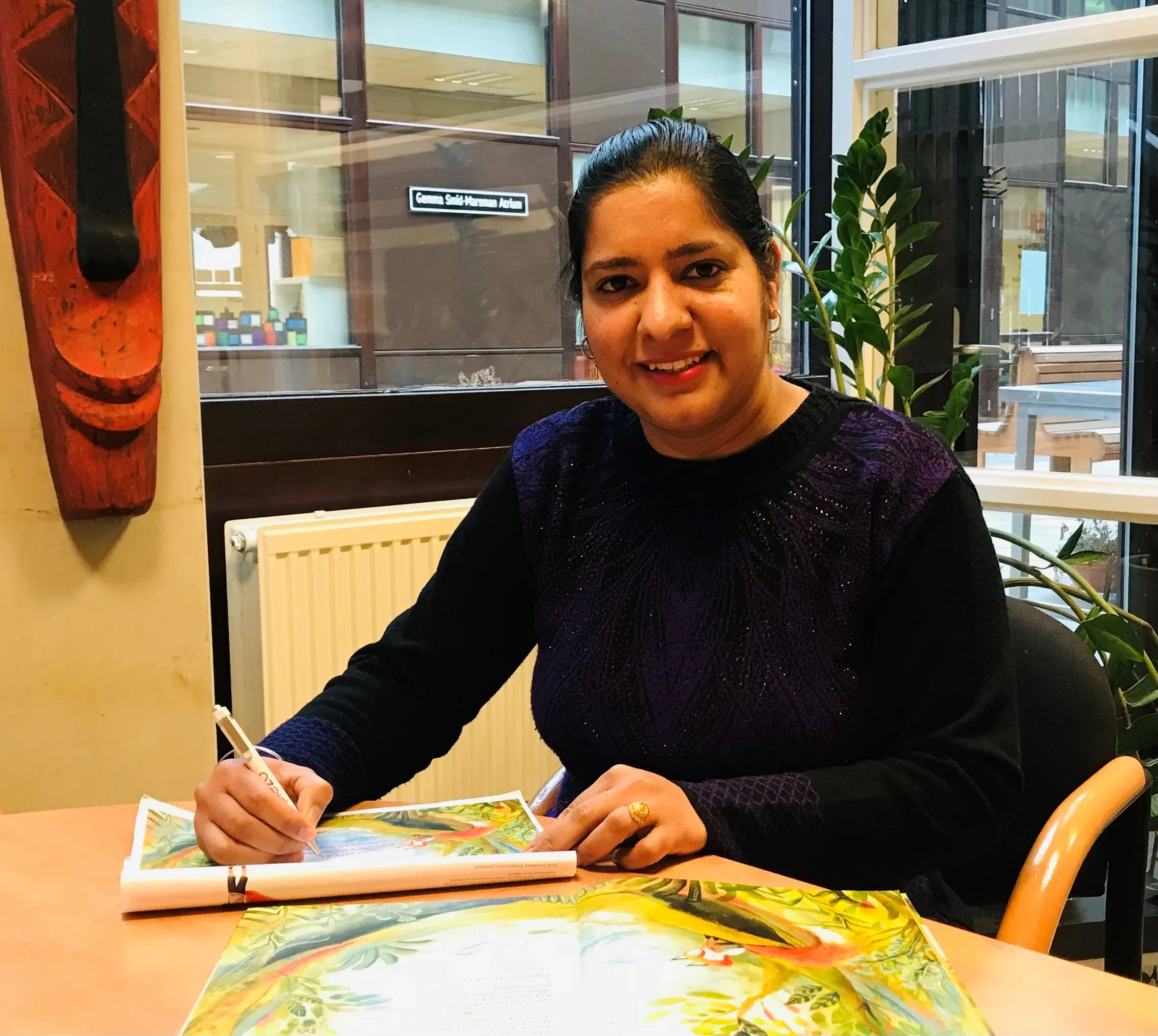 sukhvinder is een van de vrijwilligers die het prentenboek van het jaar 2024 in haar moedertaal hindi heeft vertaald en ingesproken foto stichting piezo