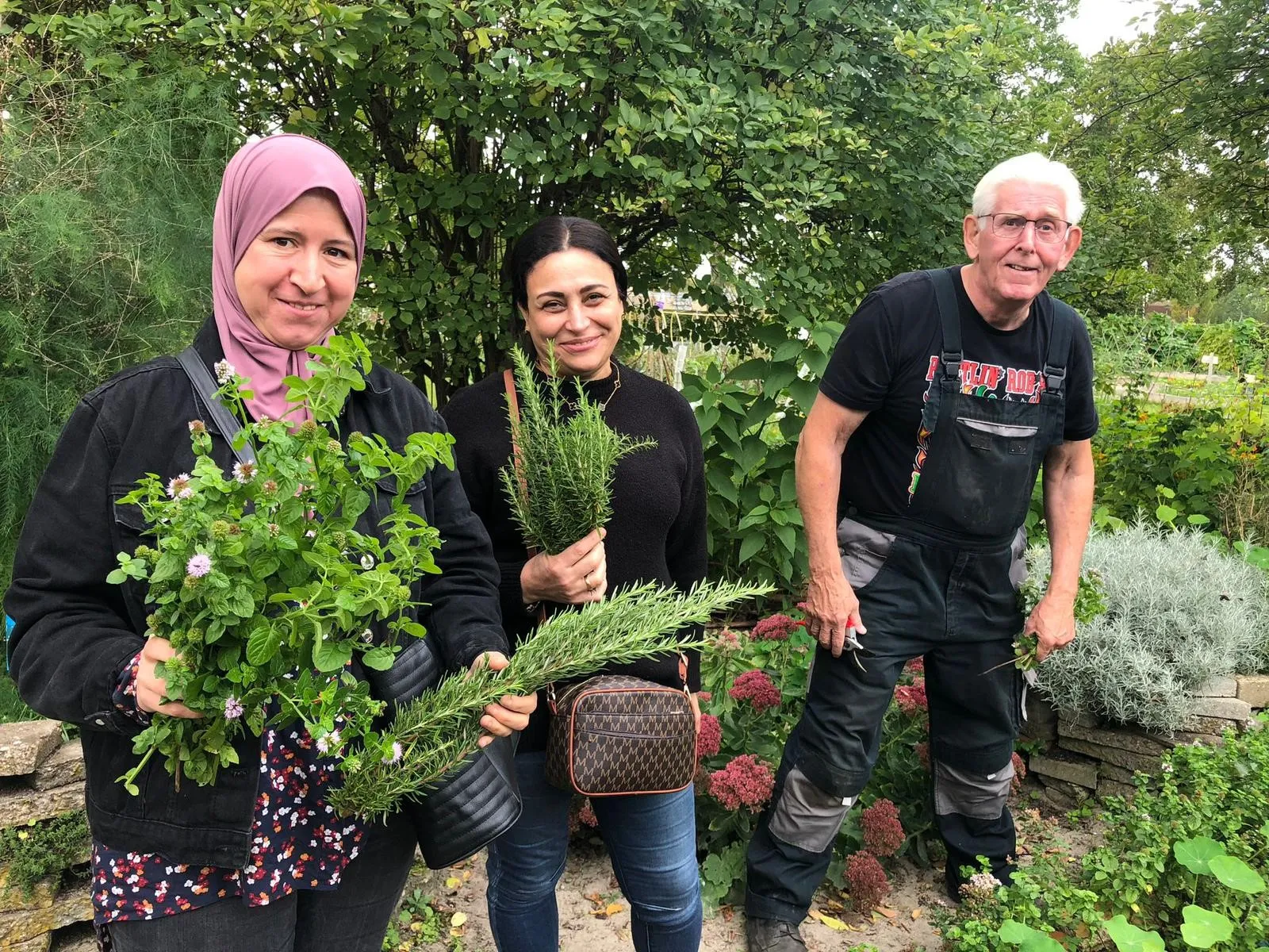 theeschenkerij met verse kruiden bij piezo in wijktuin noordhove foto stichting piezo