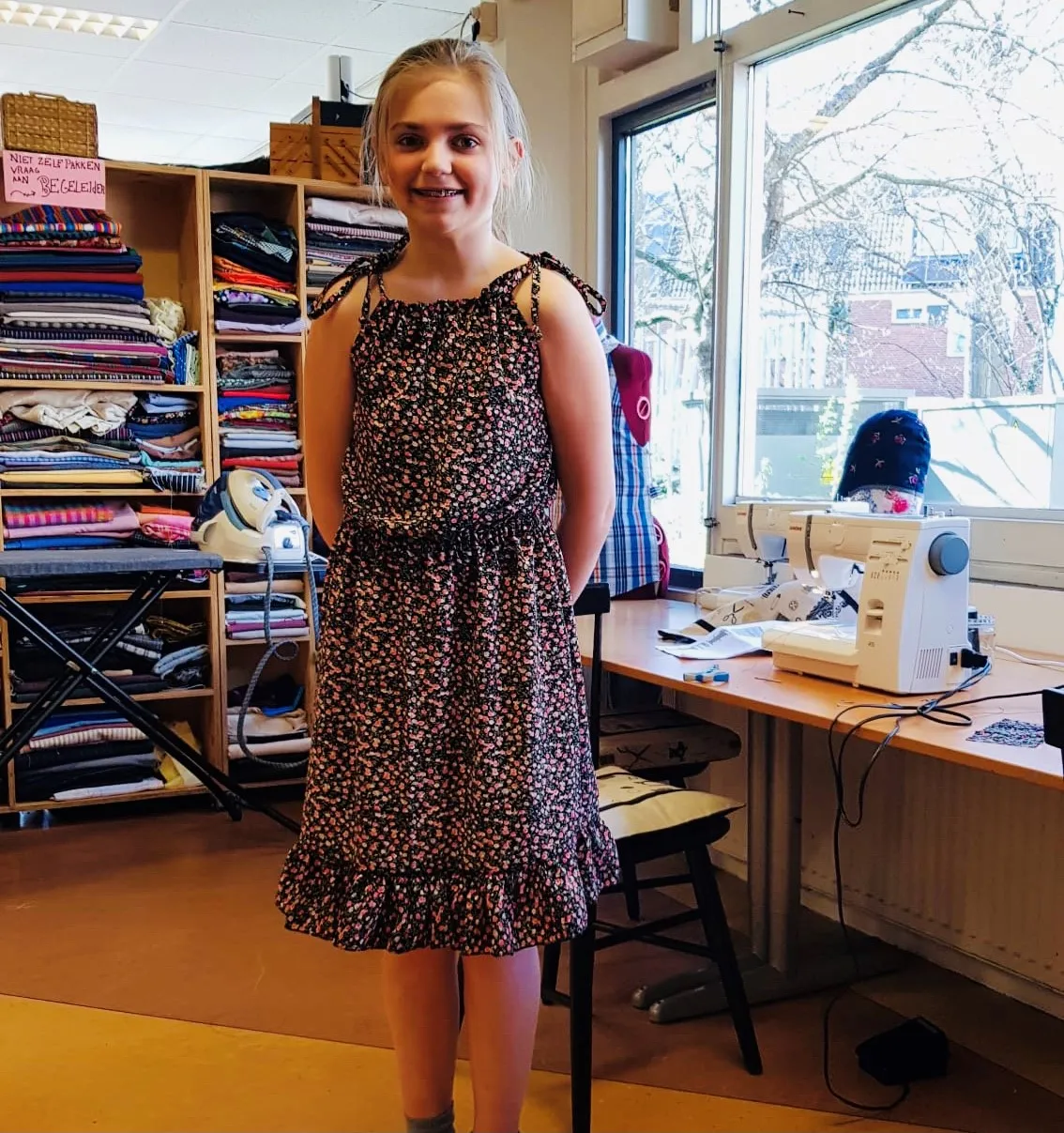 tieners maken hun eigen kleding op maandagmiddag in de piezo ambachtenwerkplaats foto stichting piezo