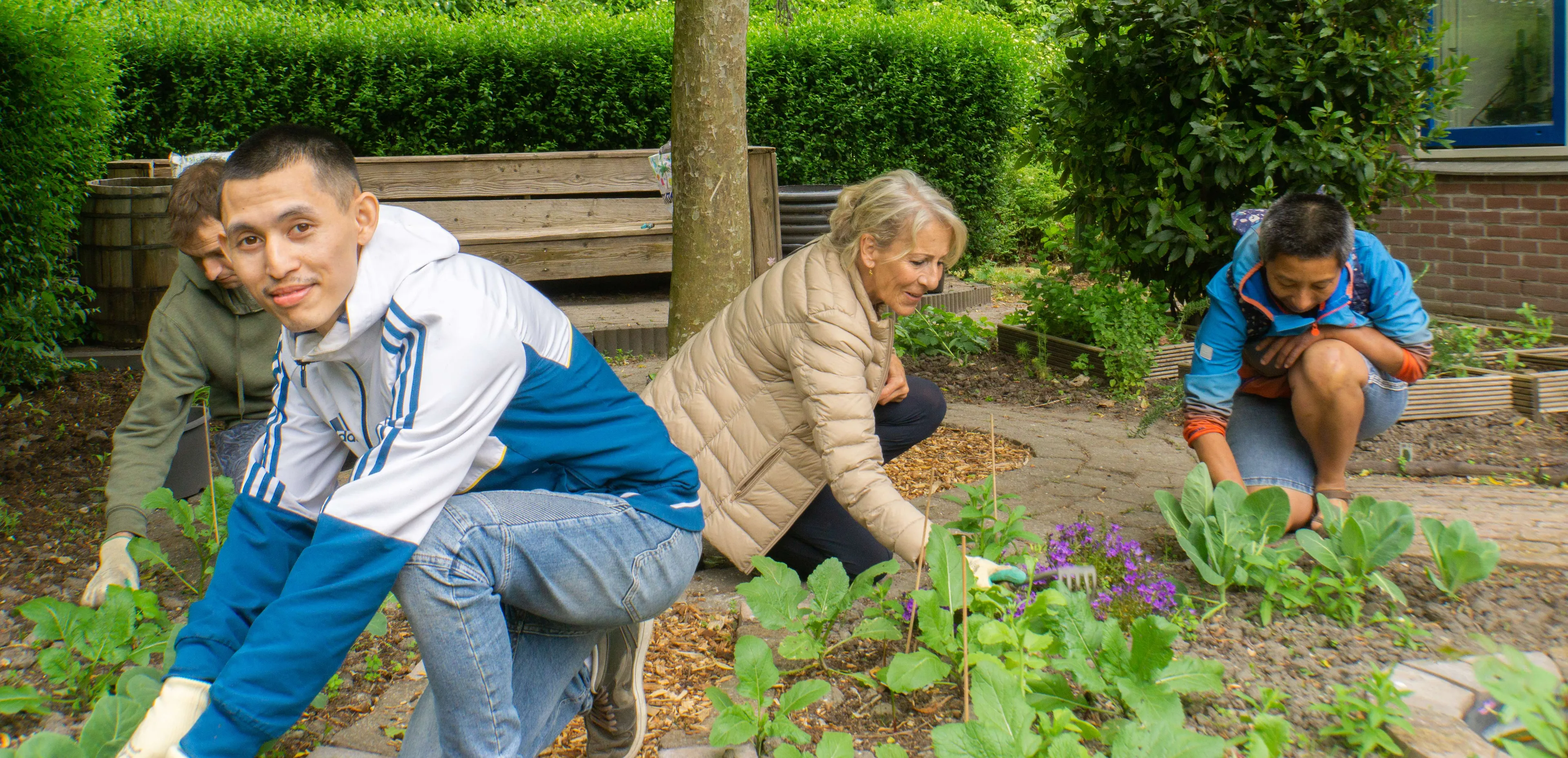 tuinieren beperkt zich niet tot het verzorgen van bloemen en planten fotograaf jeroen stahlecker