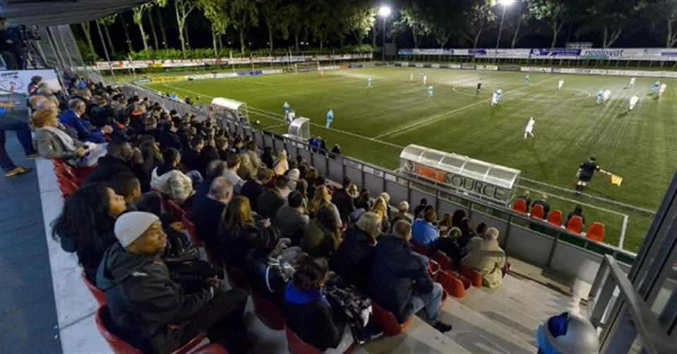 verlicht voetbalveld