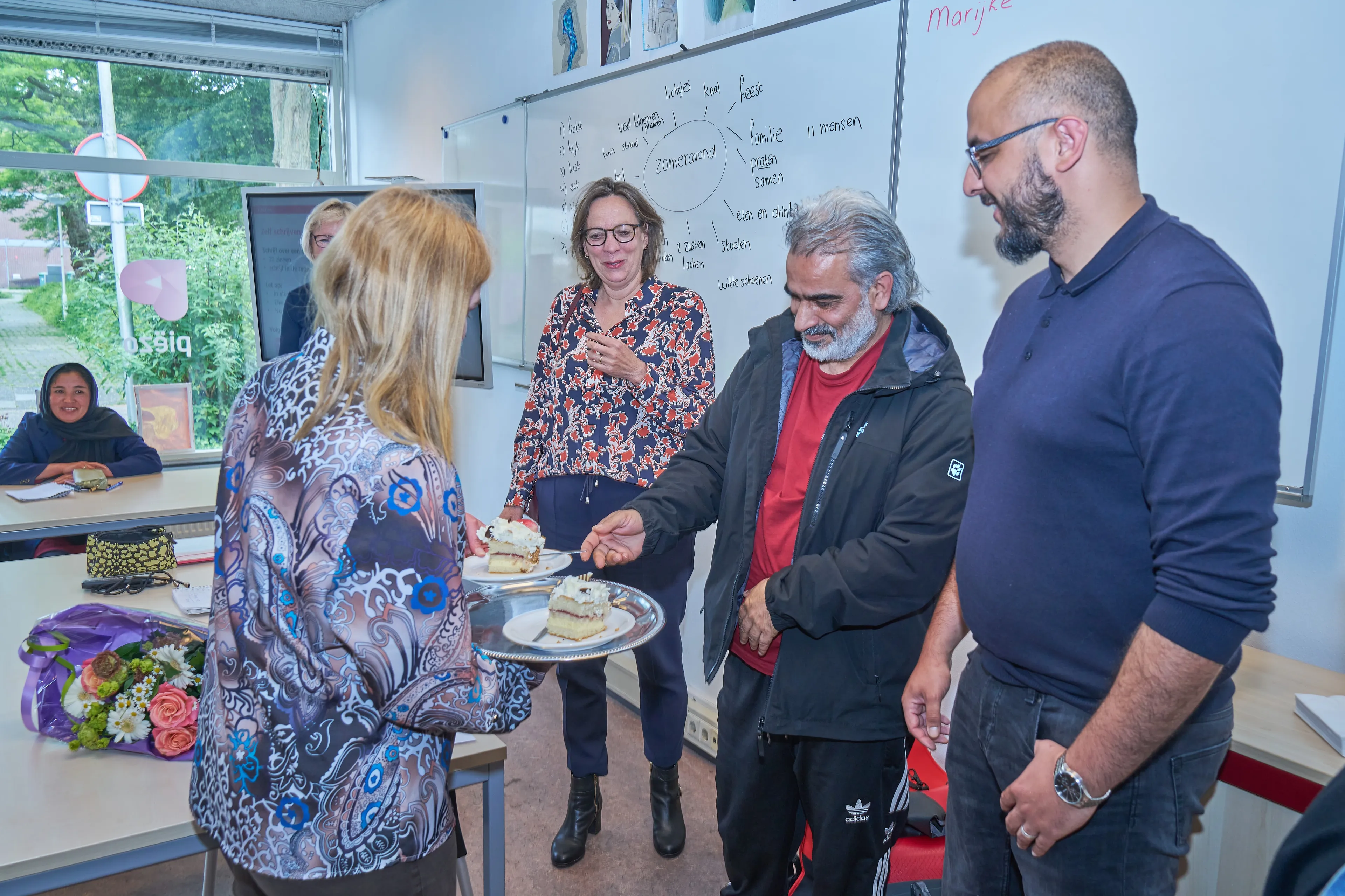verrassingsfeestje tijdens de inburgeringsles fotograaf leon koppenol